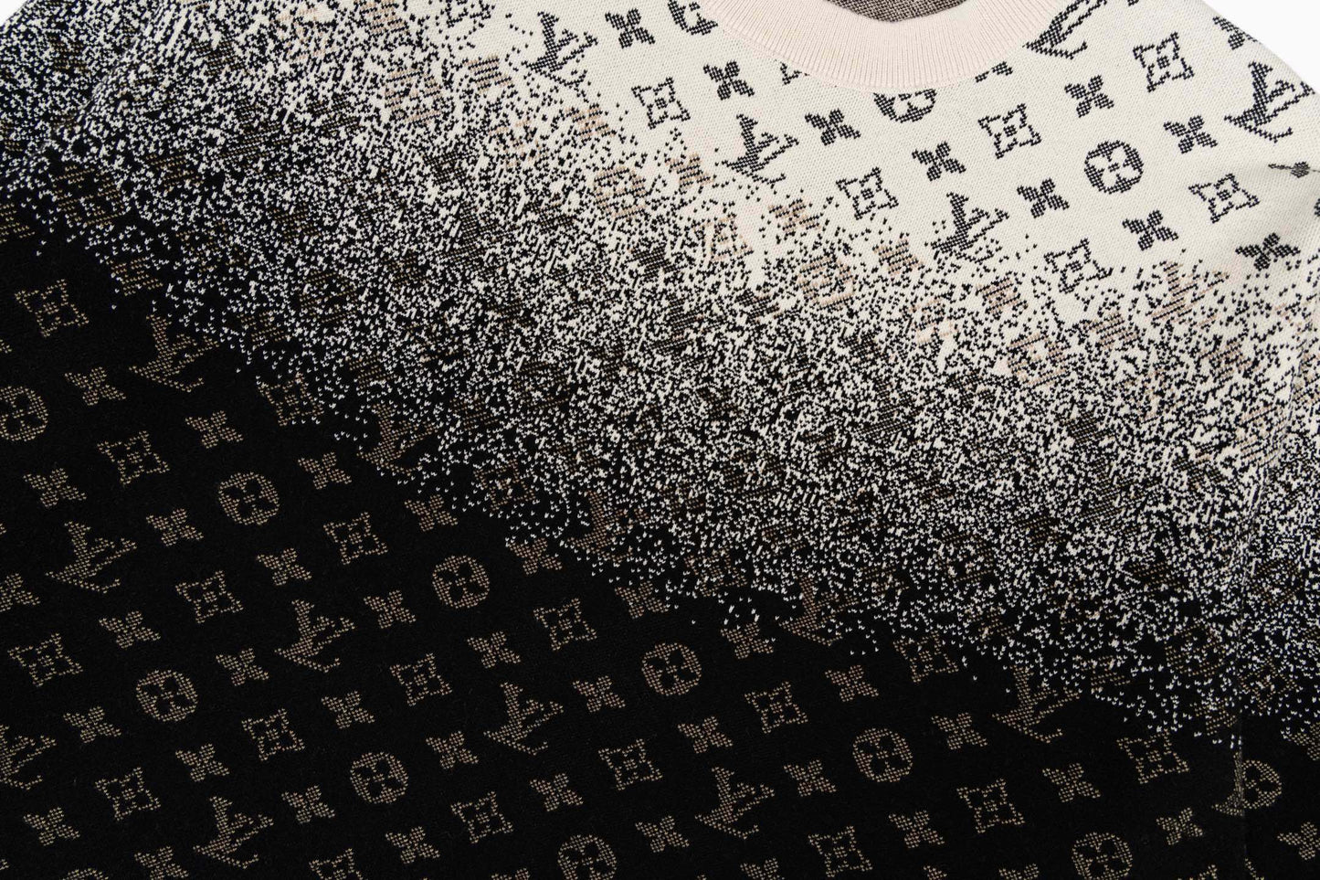 260323 New top-quality garment with flawless finish and full pattern of gradient color. Sweater.