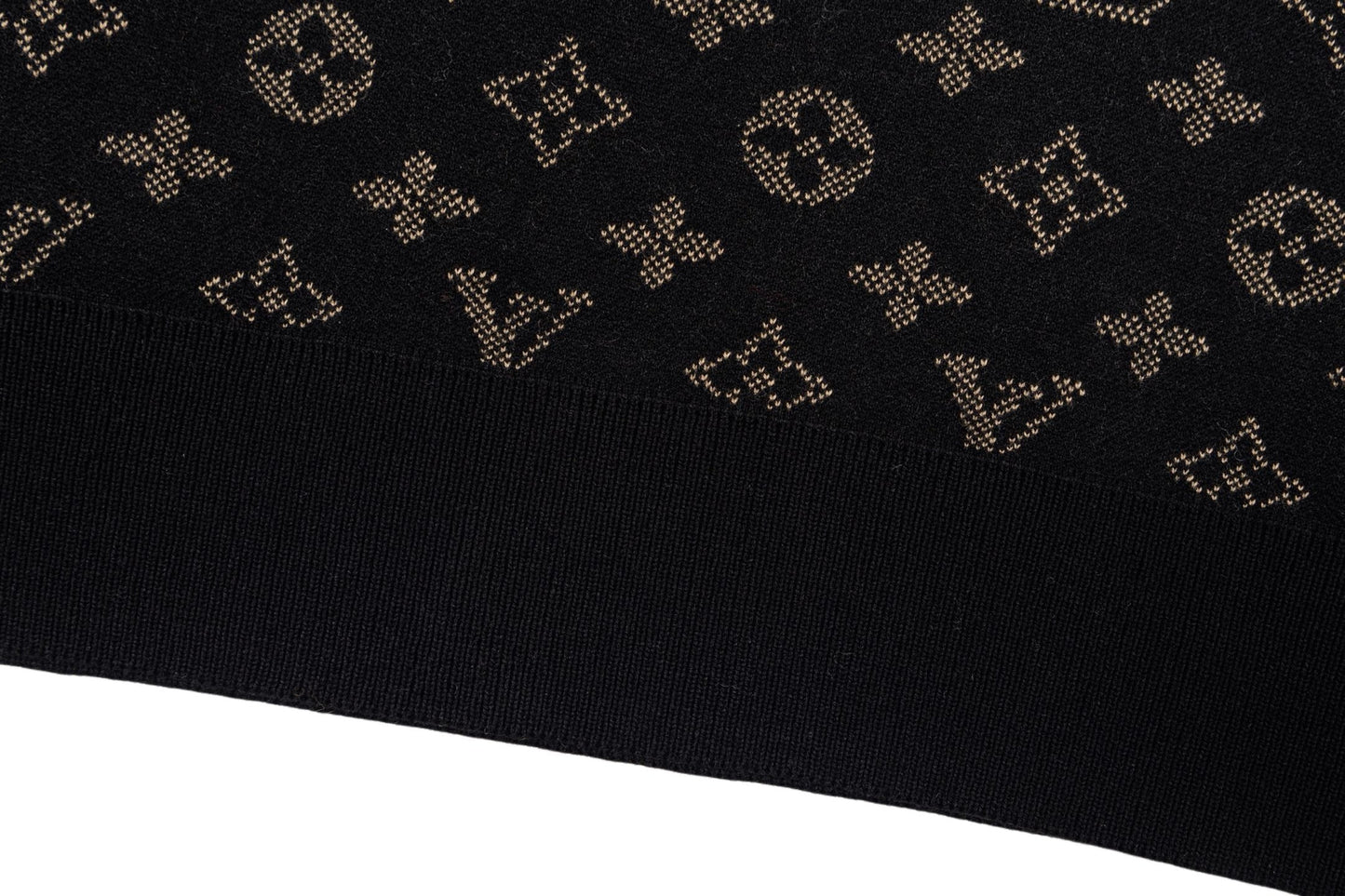 260323 New top-quality garment with flawless finish and full pattern of gradient color. Sweater.