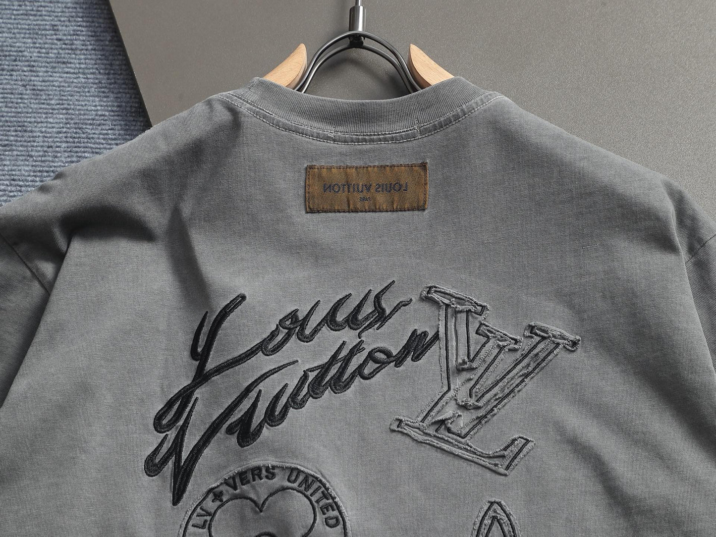 260415 New high-quality, high-grade embroidered and distressed T-shirt