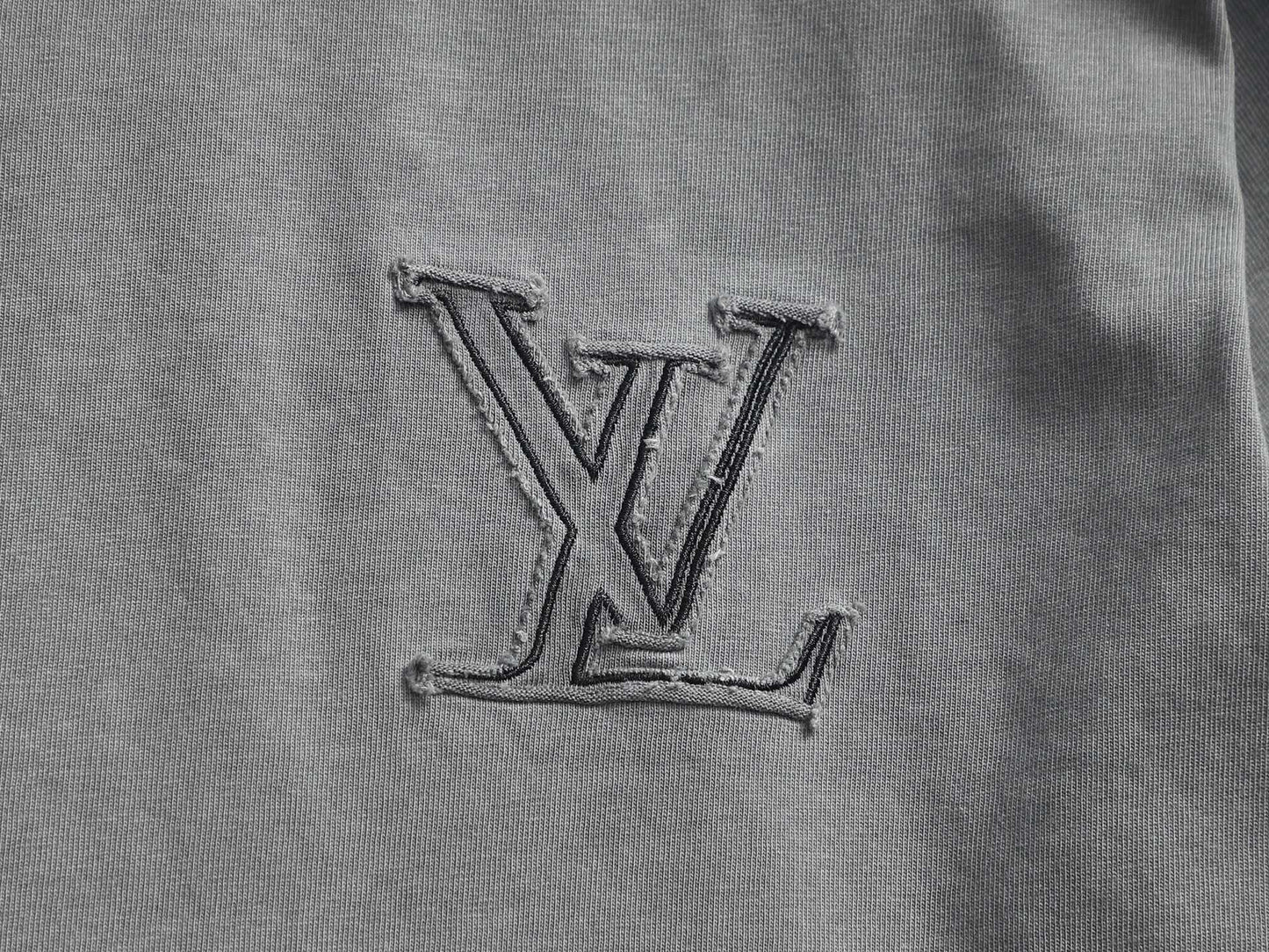 260415 New high-quality, high-grade embroidered and distressed T-shirt