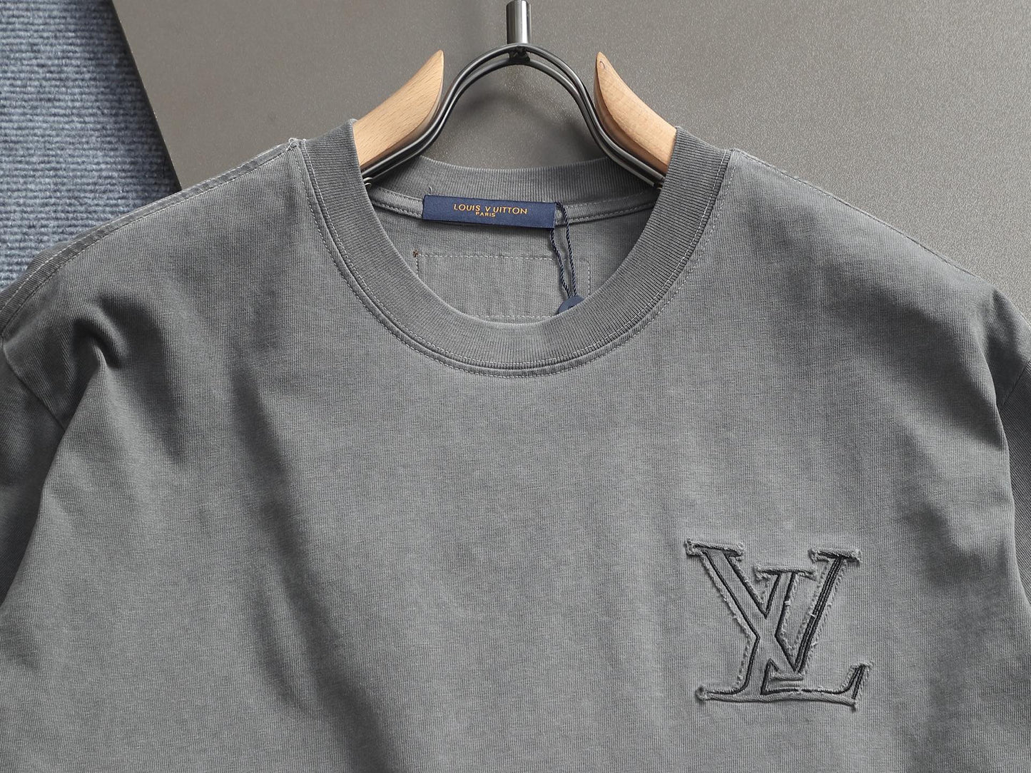 260415 New high-quality, high-grade embroidered and distressed T-shirt