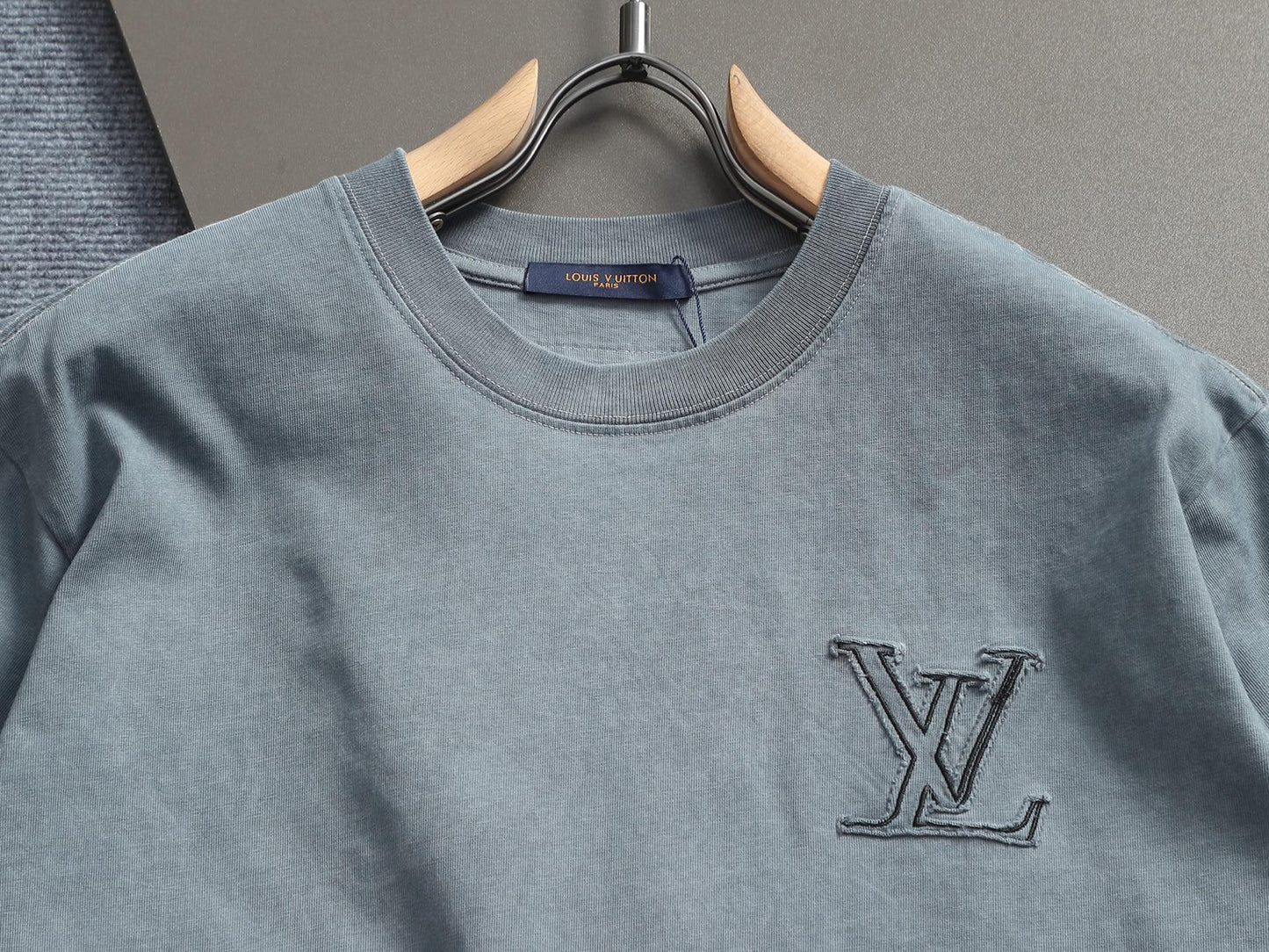 260415 New high-quality, high-grade embroidered and distressed T-shirt