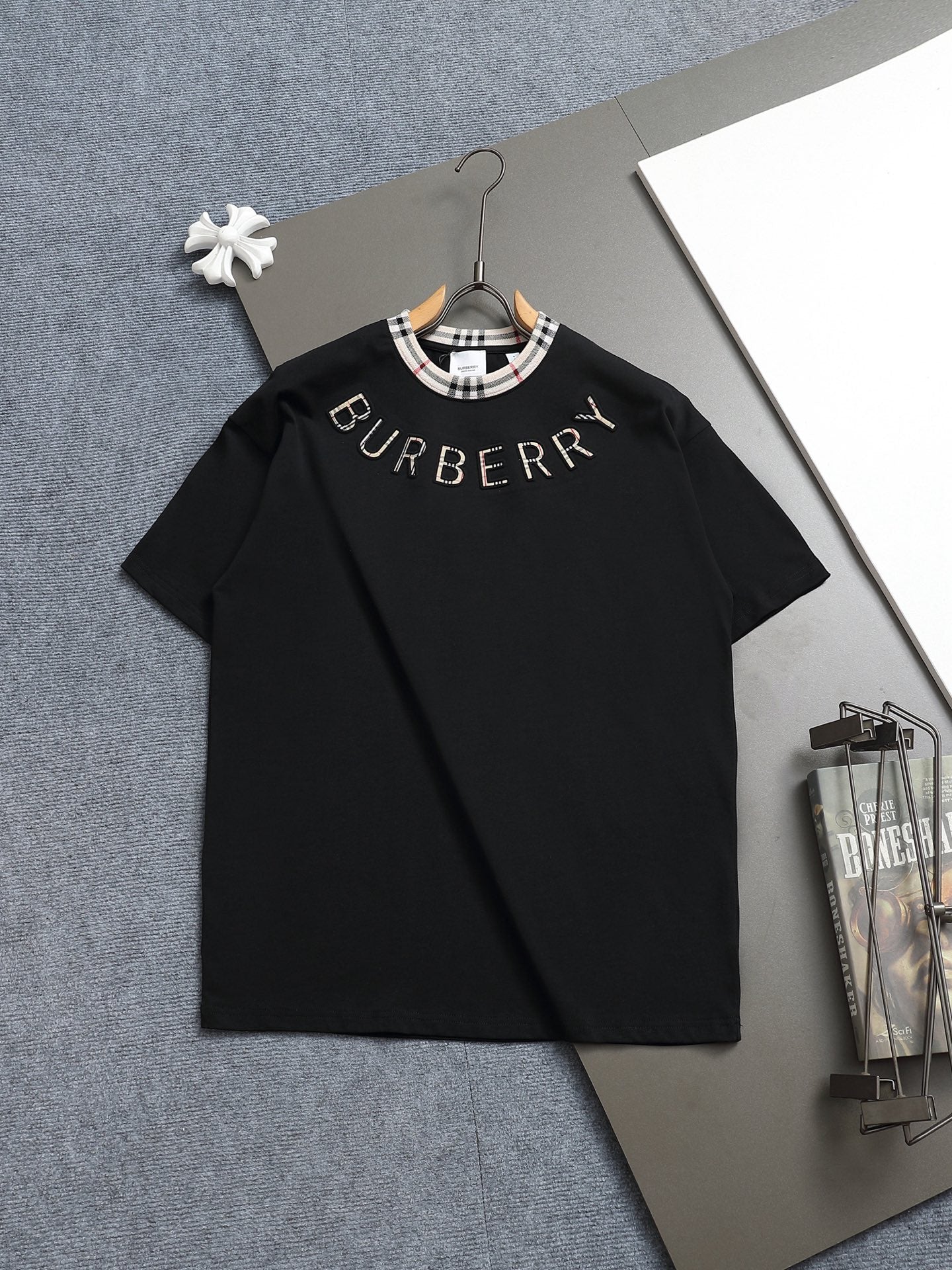 260415 New high-quality striped-neckline three-dimensional embroidered T-shirt