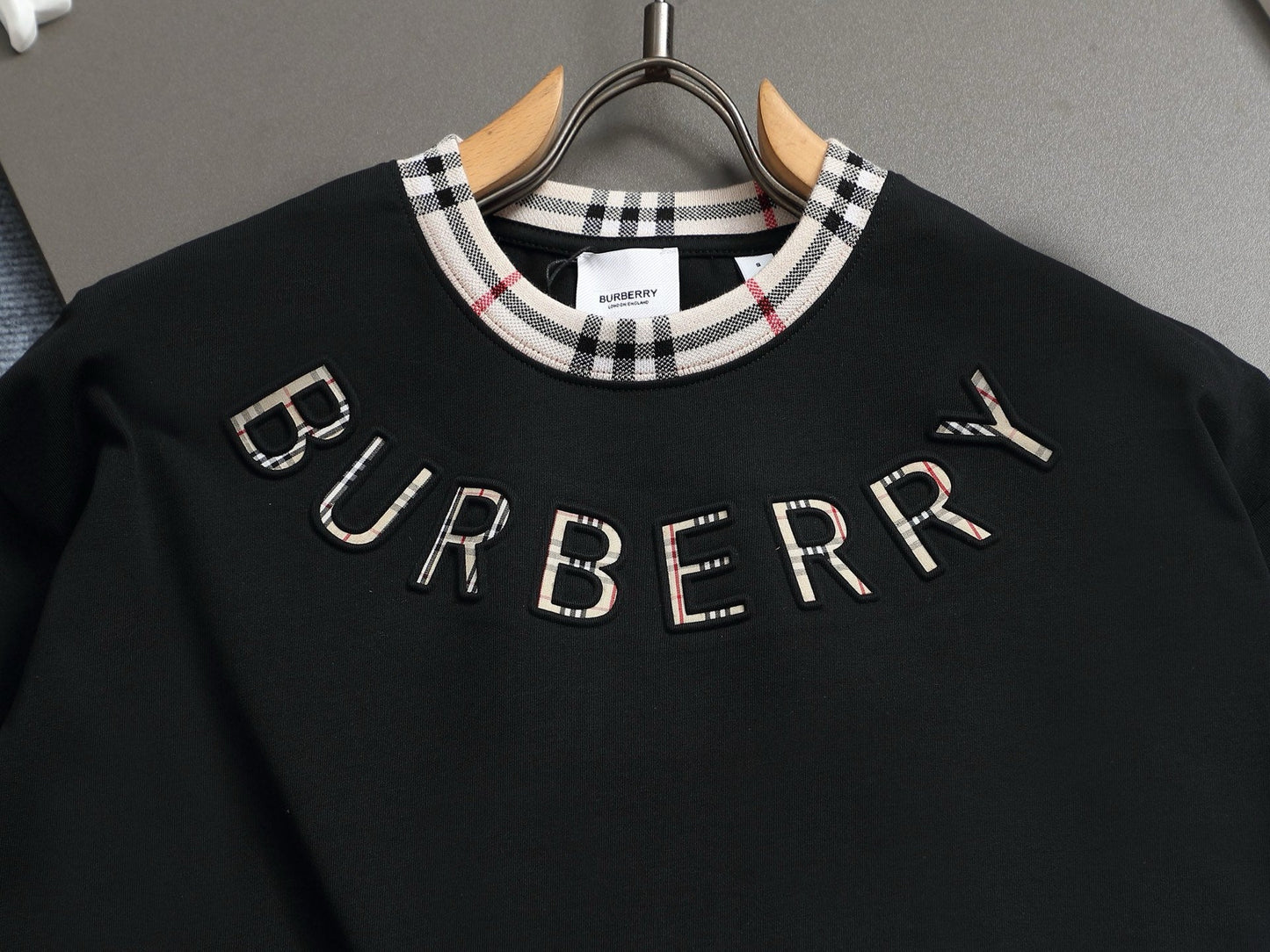260415 New high-quality striped-neckline three-dimensional embroidered T-shirt