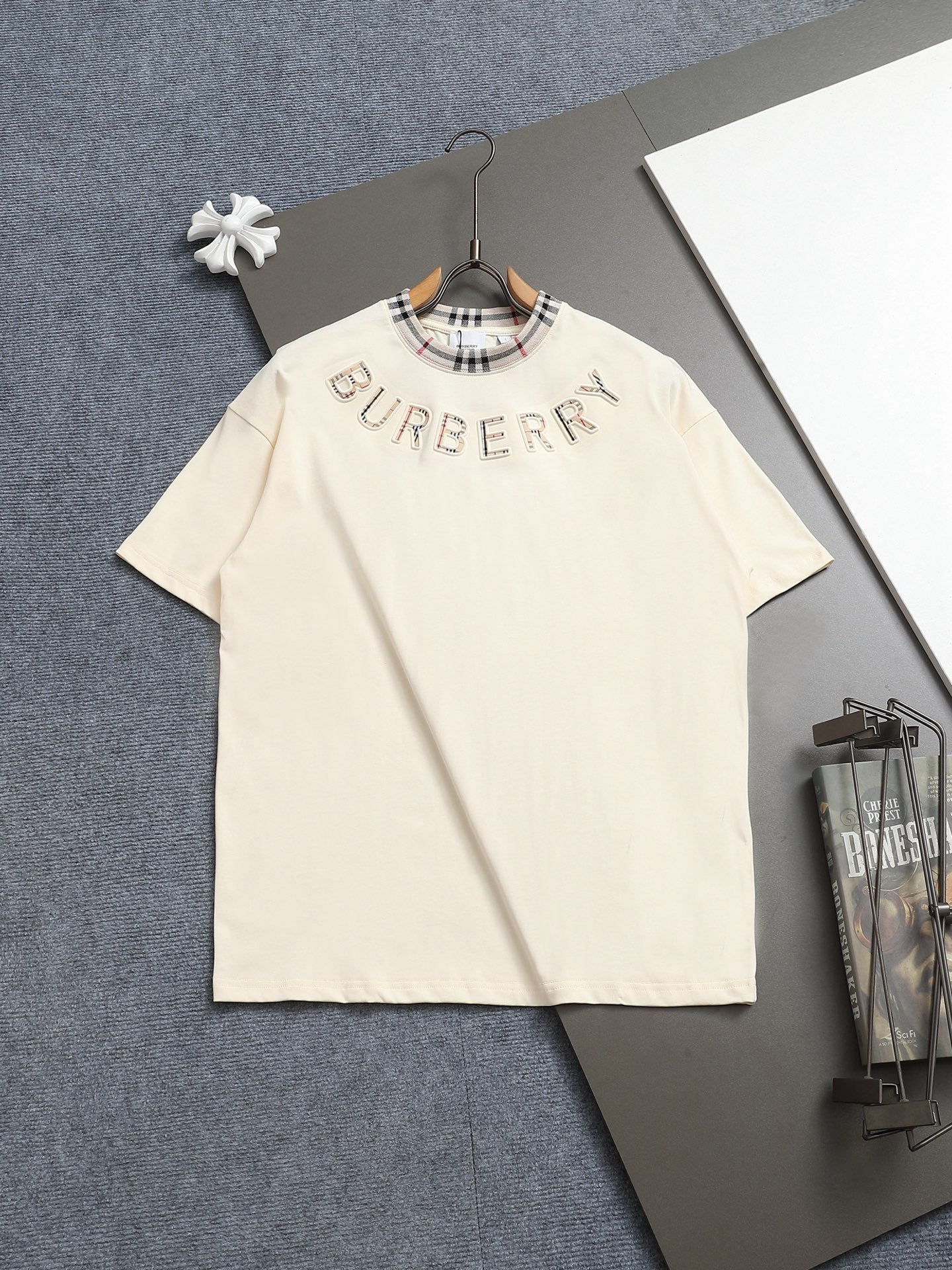 260415 New high-quality striped-neckline three-dimensional embroidered T-shirt