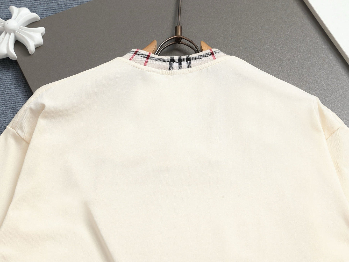 260415 New high-quality striped-neckline three-dimensional embroidered T-shirt