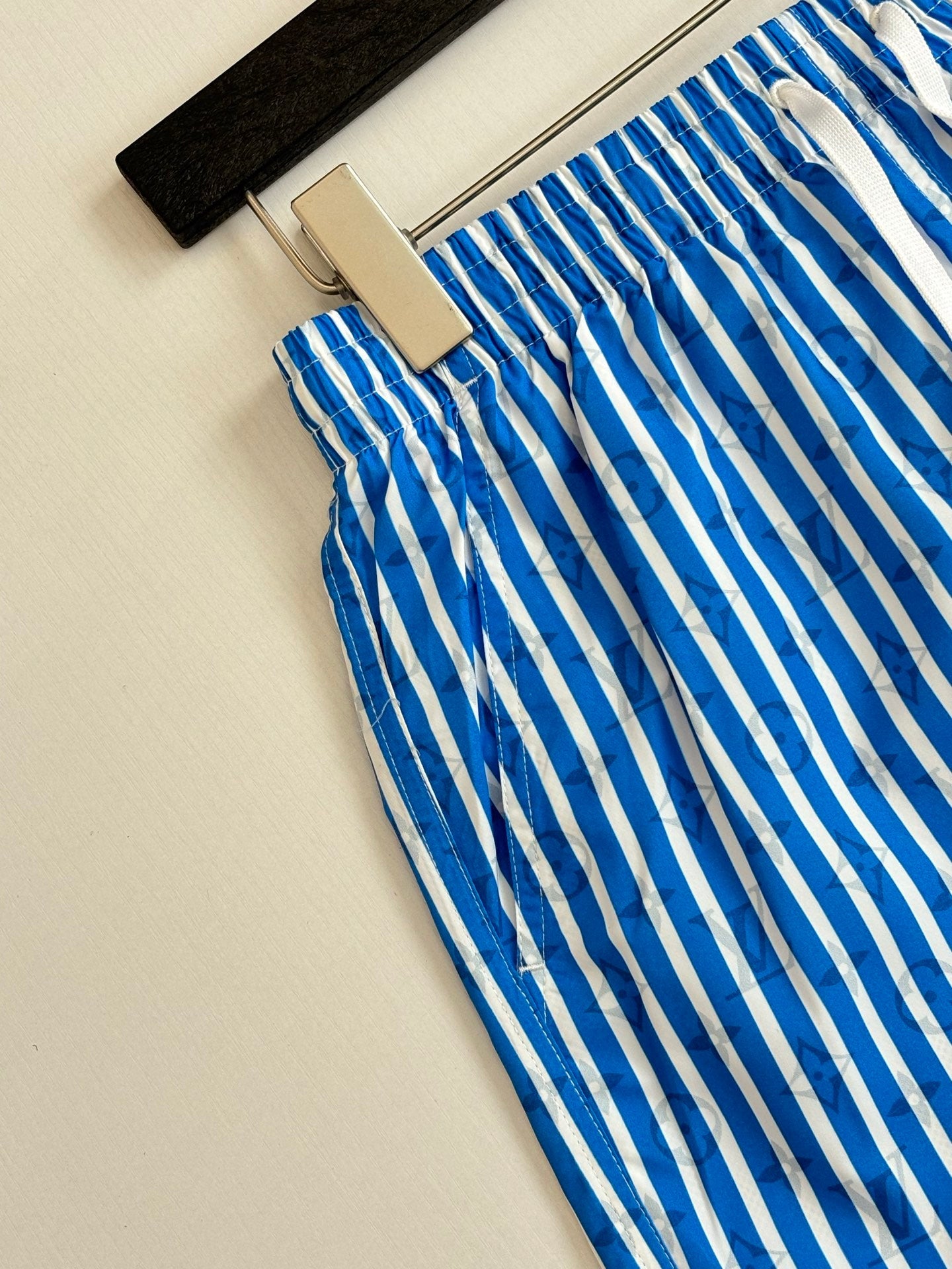 260521 New high-quality blue and white striped casual shorts