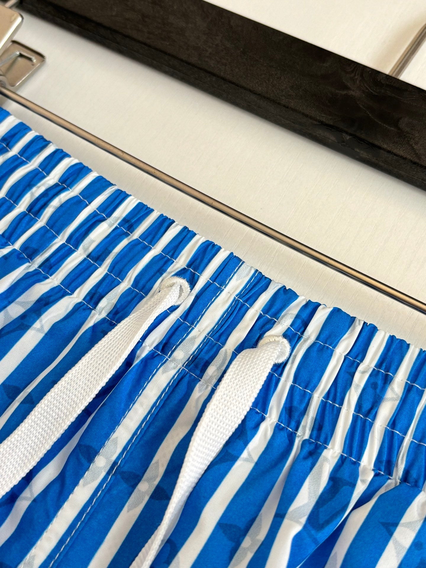 260521 New high-quality blue and white striped casual shorts