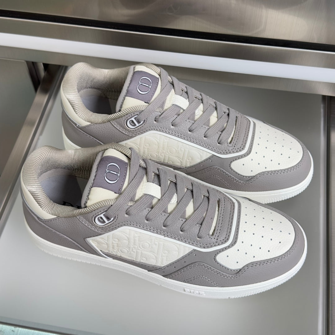 260526 New high-quality shoes in a classic design with a new color scheme