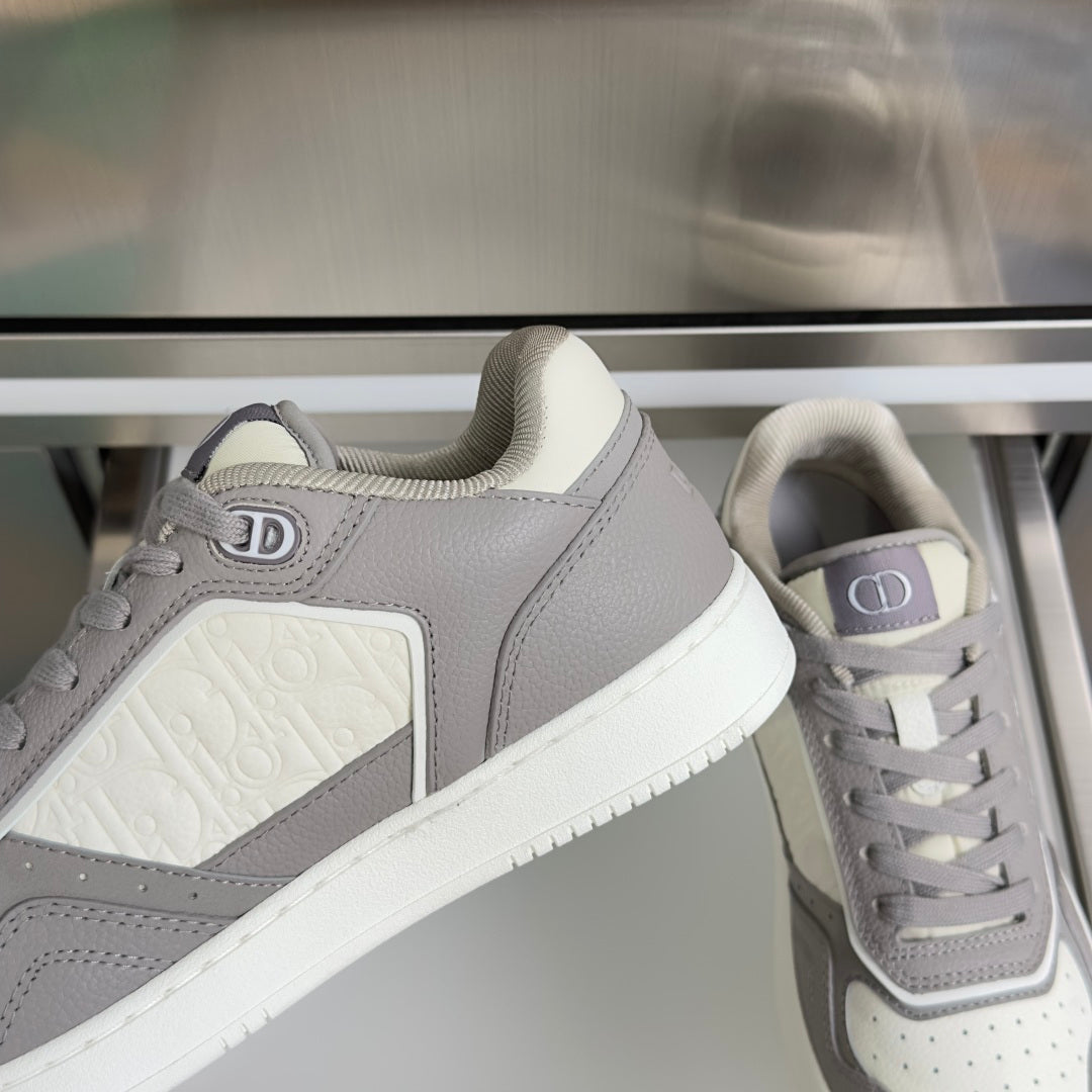 260526 New high-quality shoes in a classic design with a new color scheme