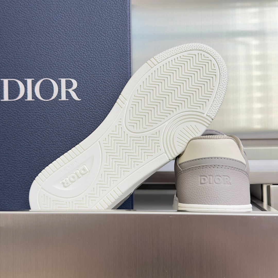 260526 New high-quality shoes in a classic design with a new color scheme