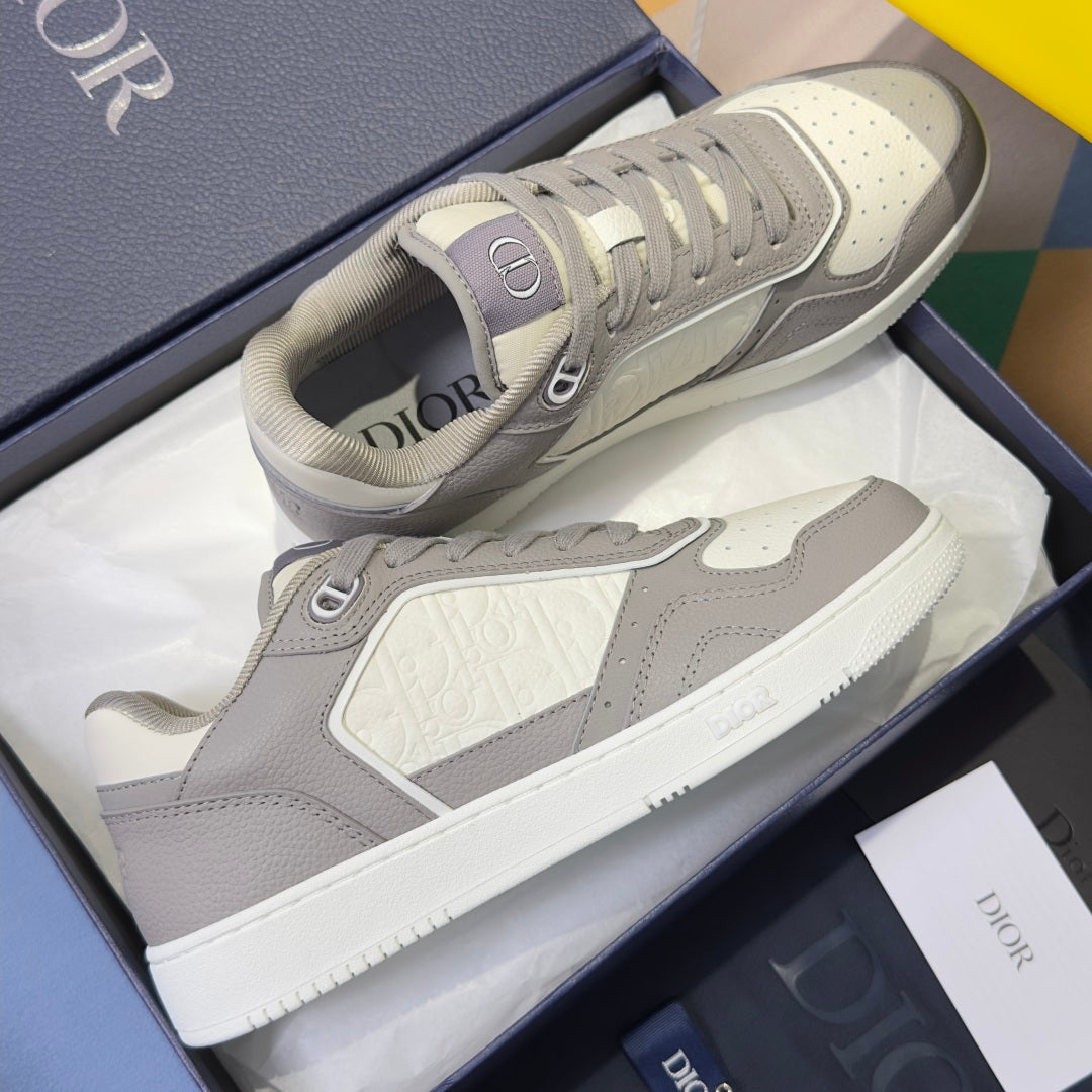 260526 New high-quality shoes in a classic design with a new color scheme