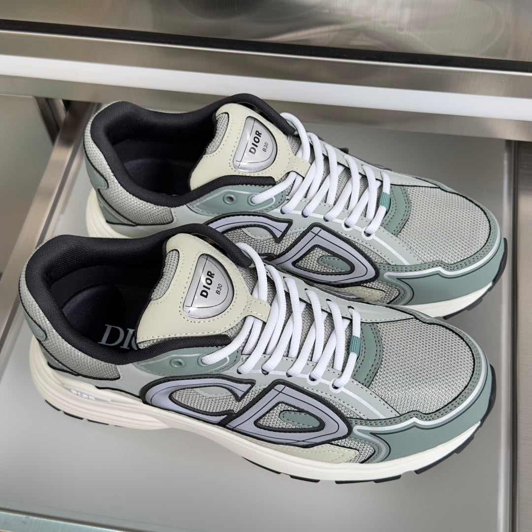 260526 New high-quality shoes in a classic design with a new color scheme