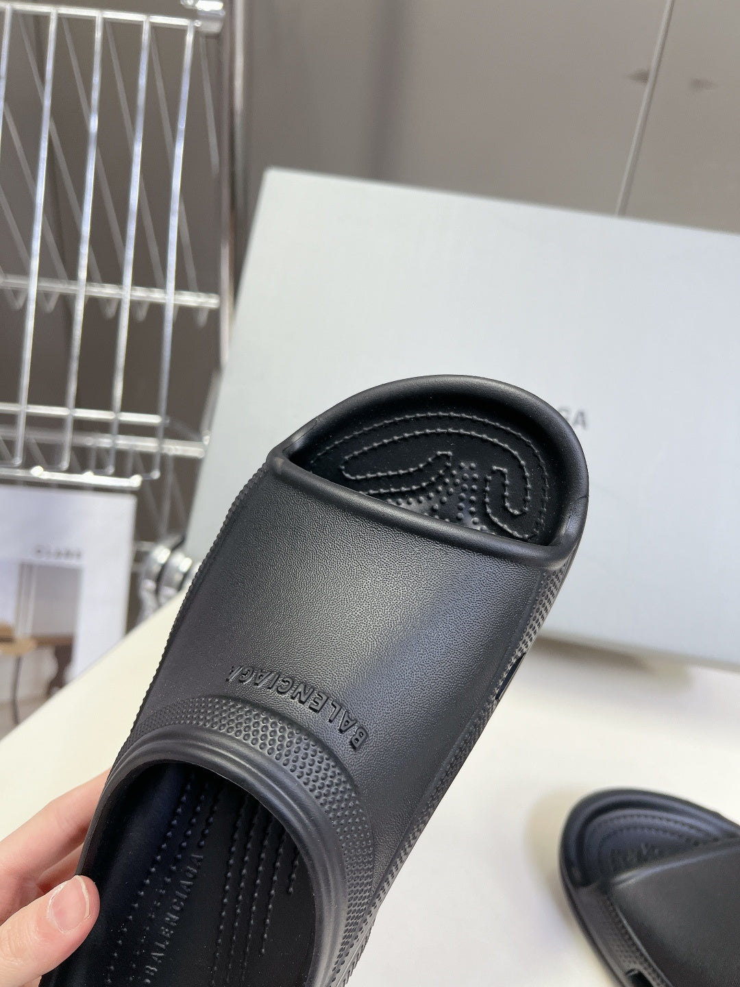 260602 New high-quality rubber-soled slippers with abstract tread patterns