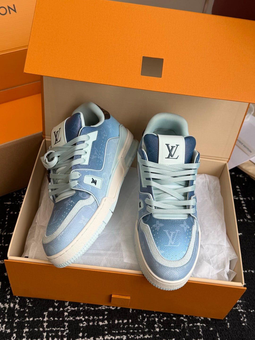 260602 New high-quality, special-processed sports shoes in rainbow color