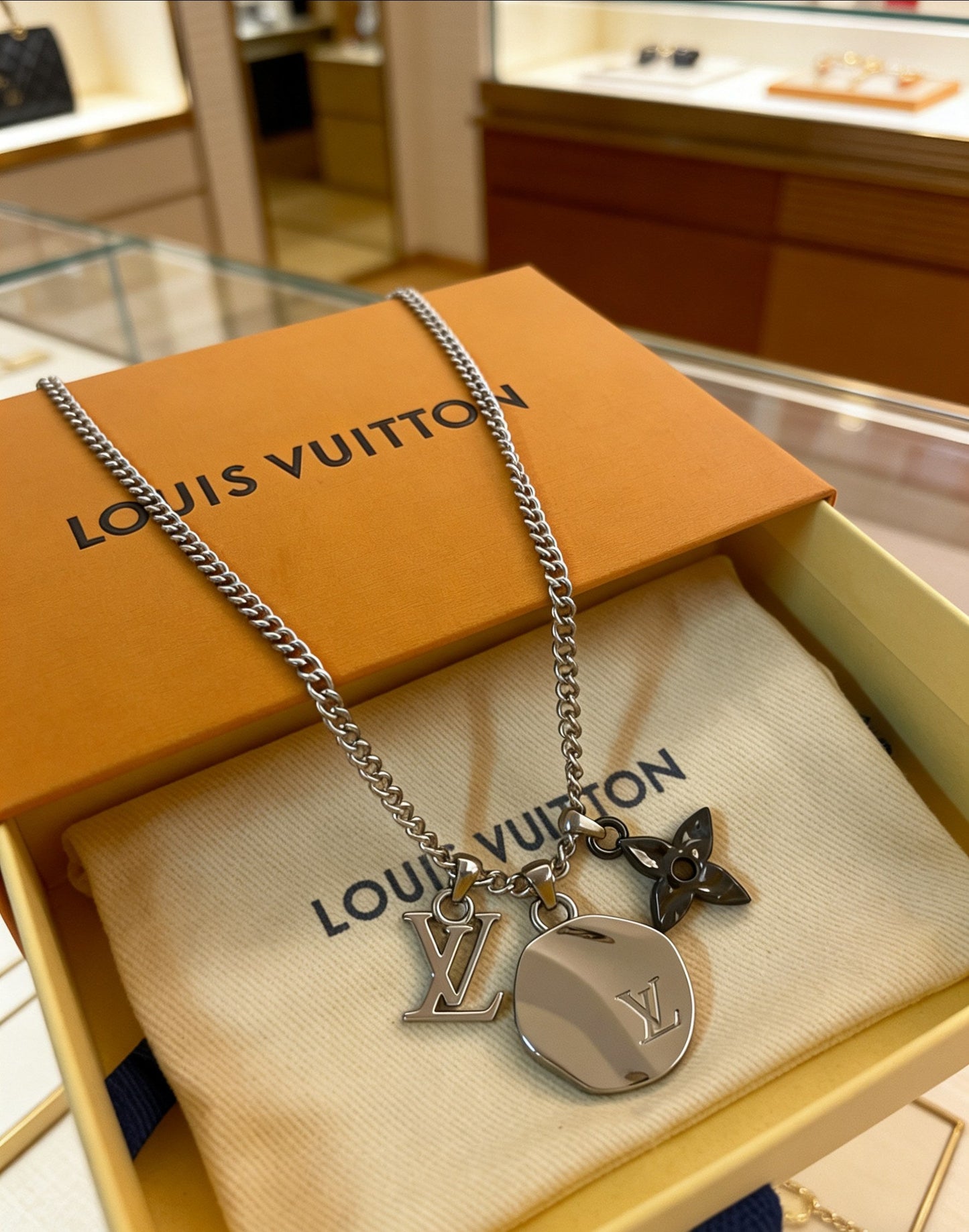 260610 New floral pendant necklace