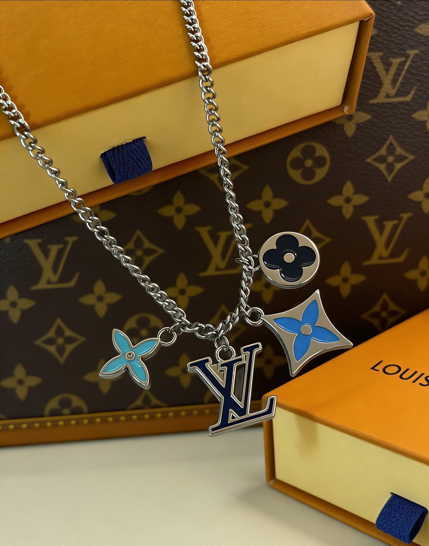 260610 New floral pendant necklace