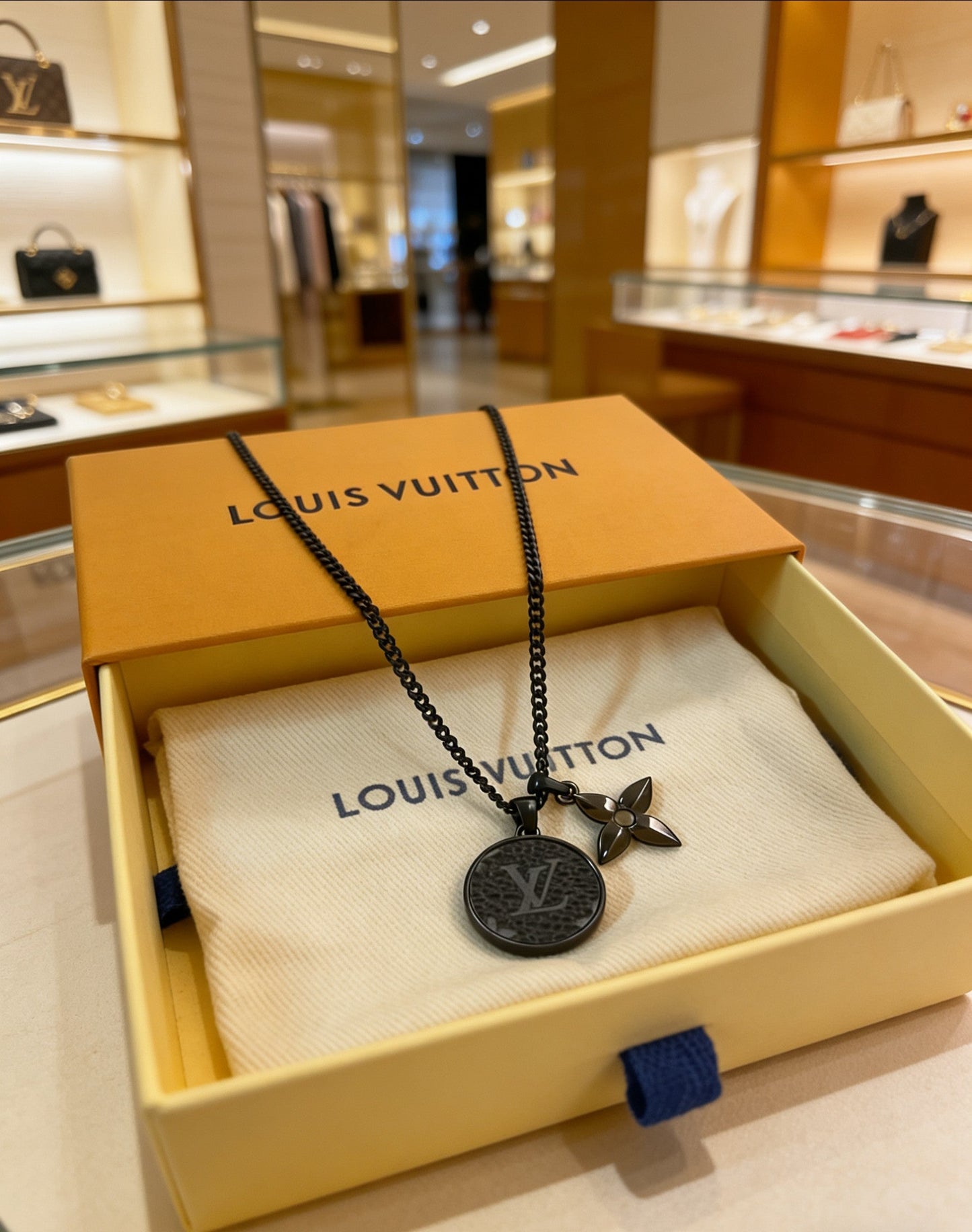 260610 New black flower round necklace