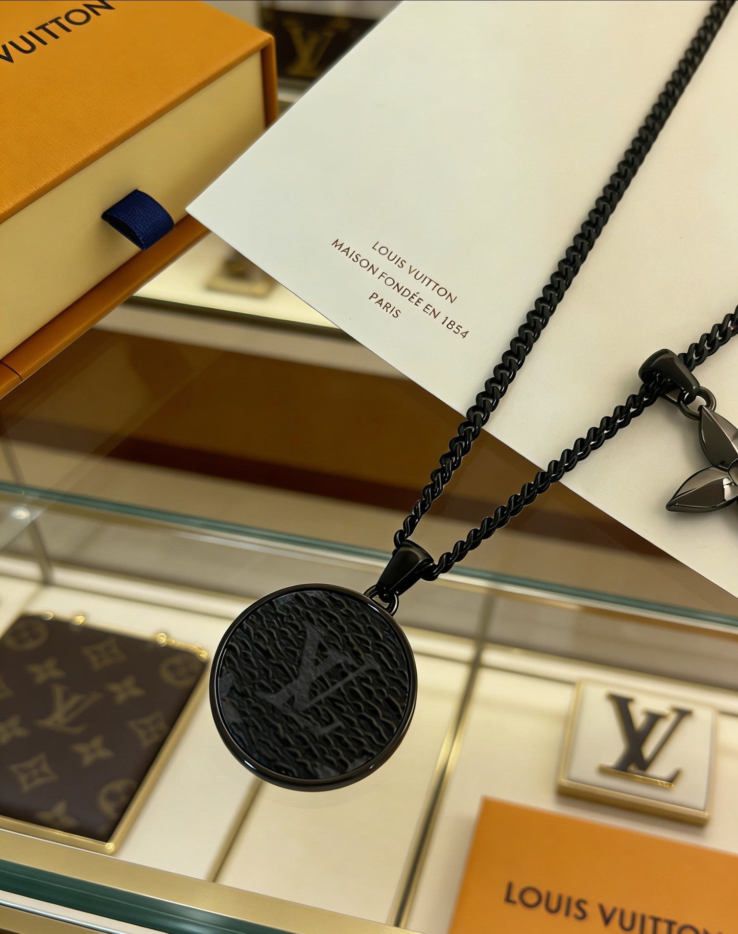 260610 New black flower round necklace