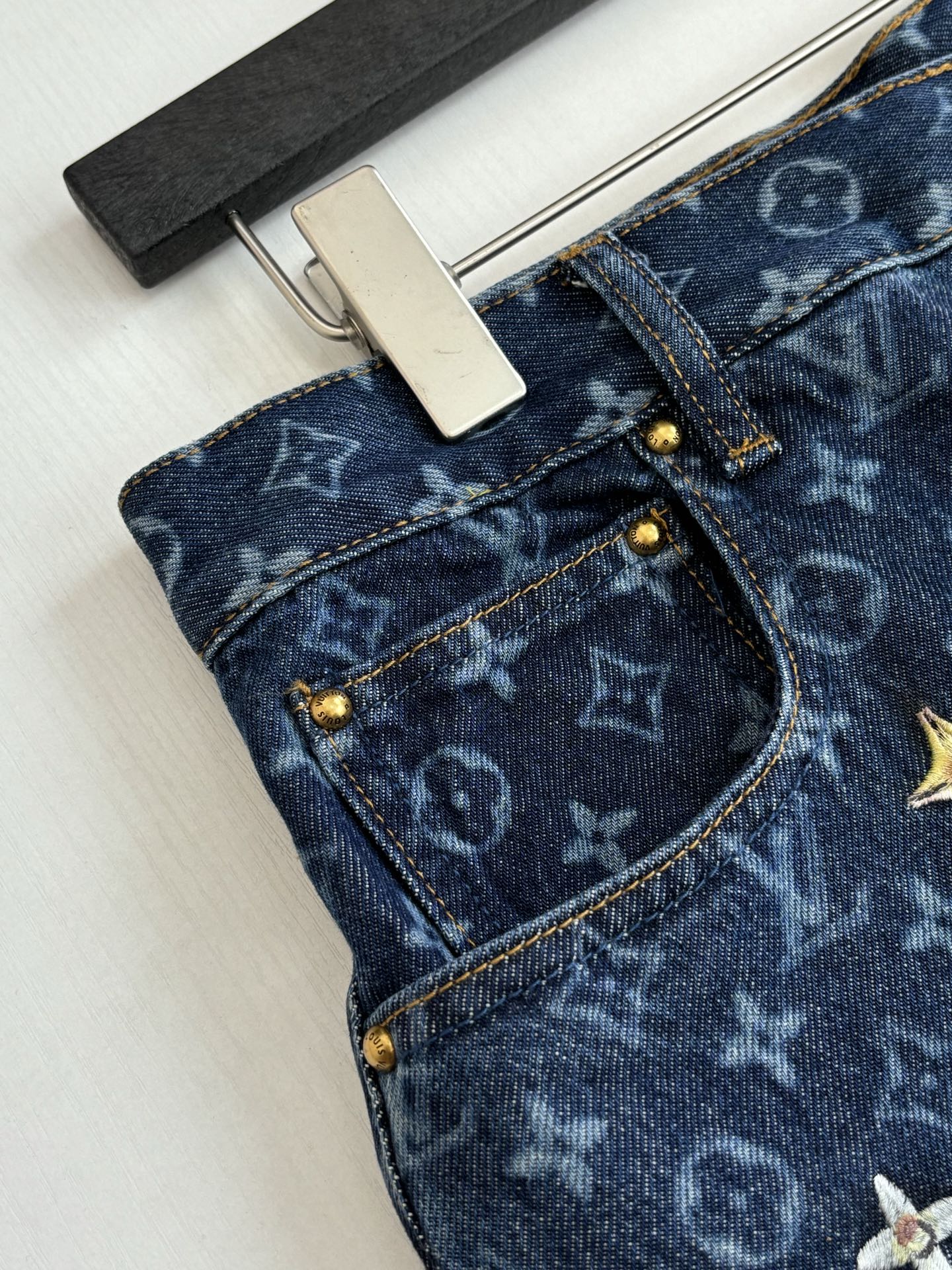 260624 High-quality new full-embroidered daisy-patterned denim pants