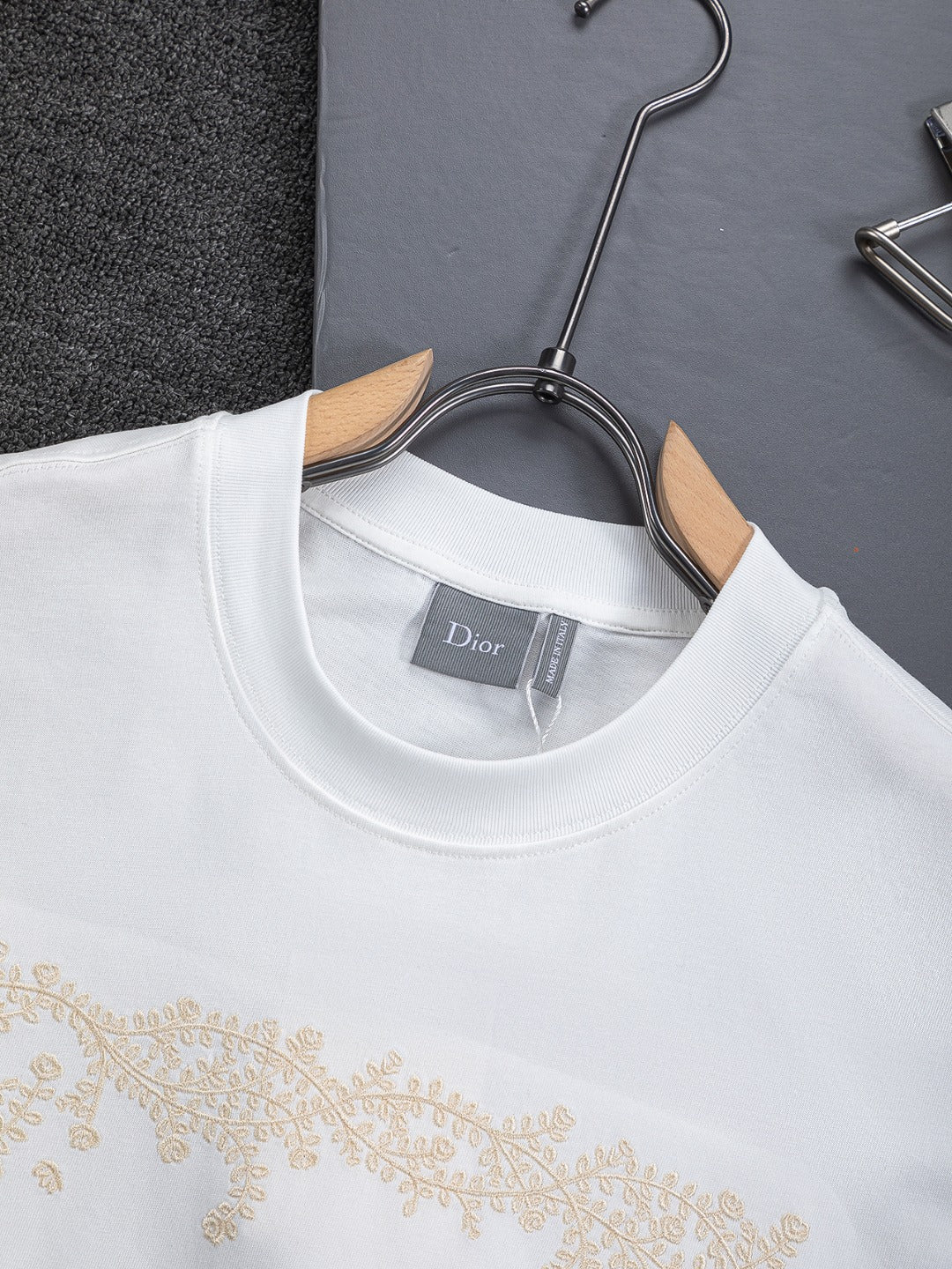 260701 High-quality new embroidered thorn design T-shirt