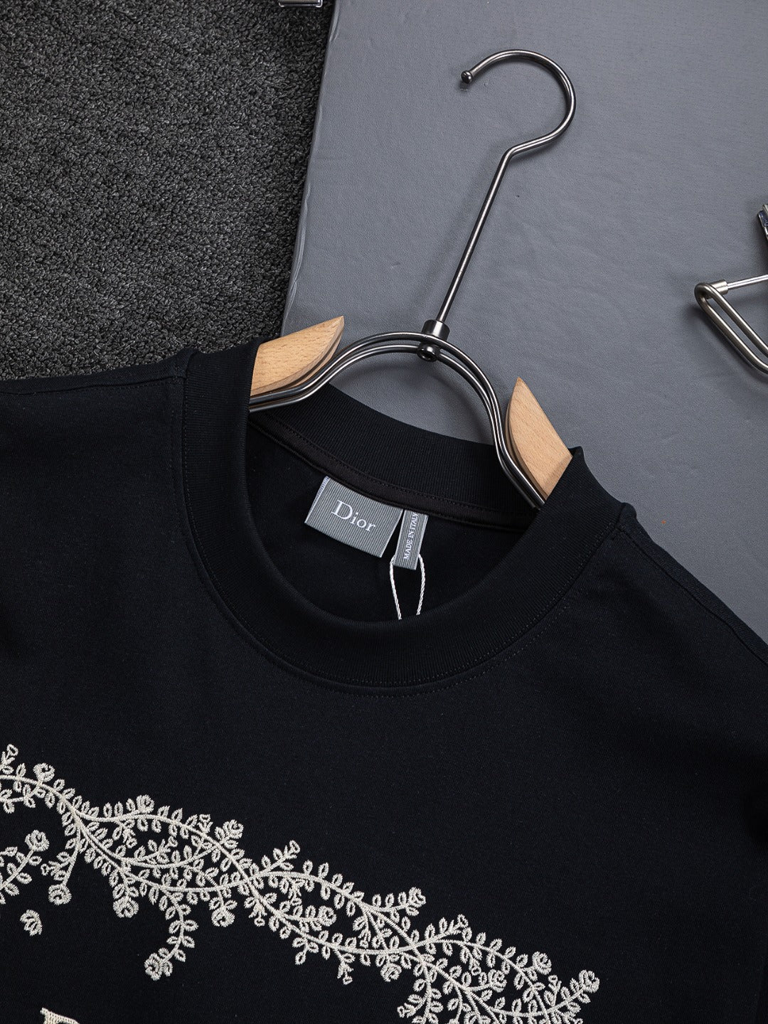 260701 High-quality new embroidered thorn design T-shirt