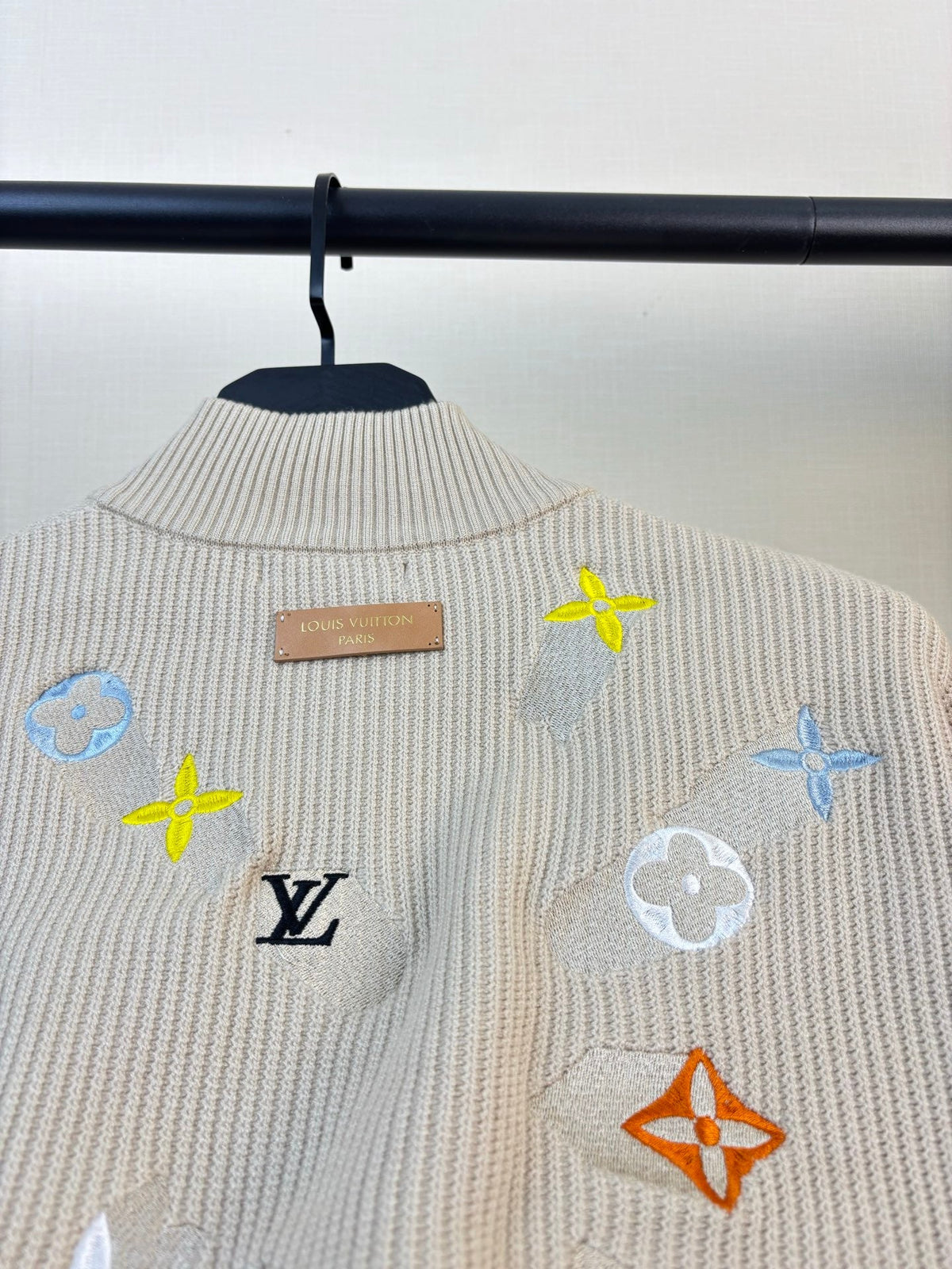 260826 New high-quality multi-color needle-punched embroidered knitted wool zipper cardigan