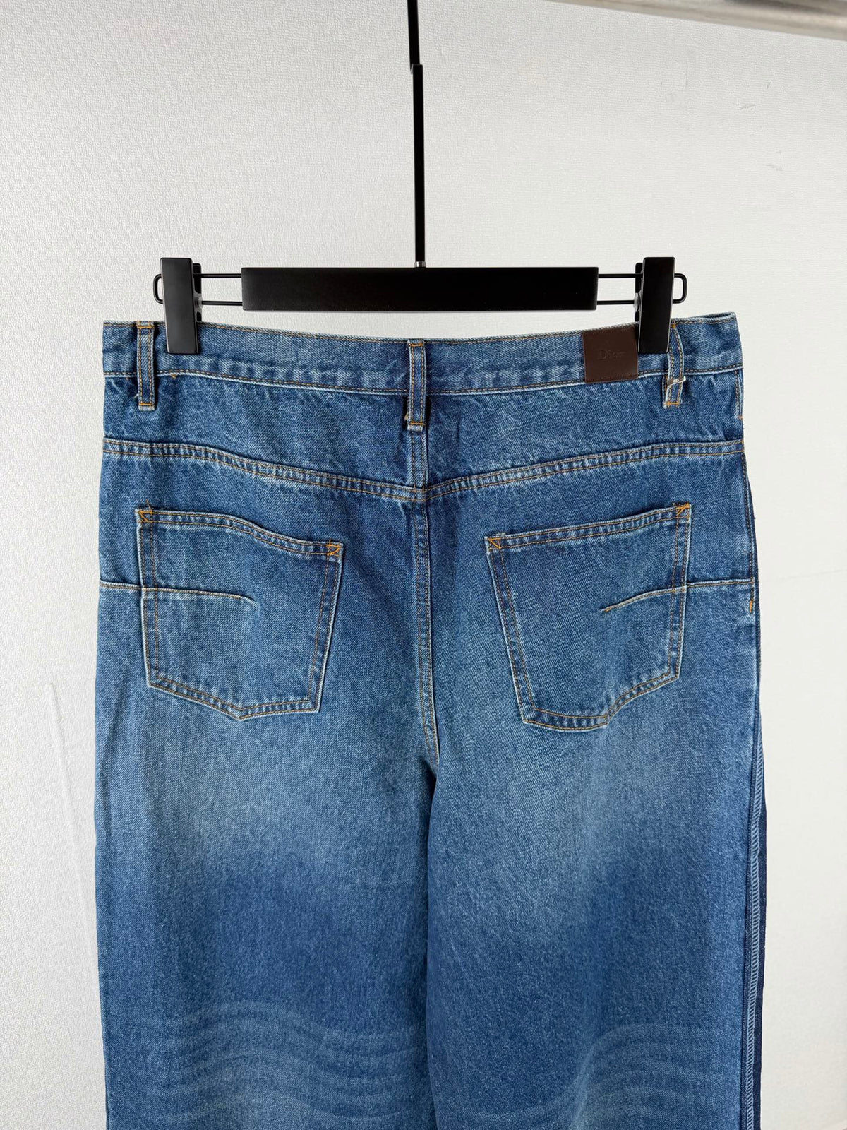 260901 New high-quality, minimalist basic baseball shirt design with denim suit pants