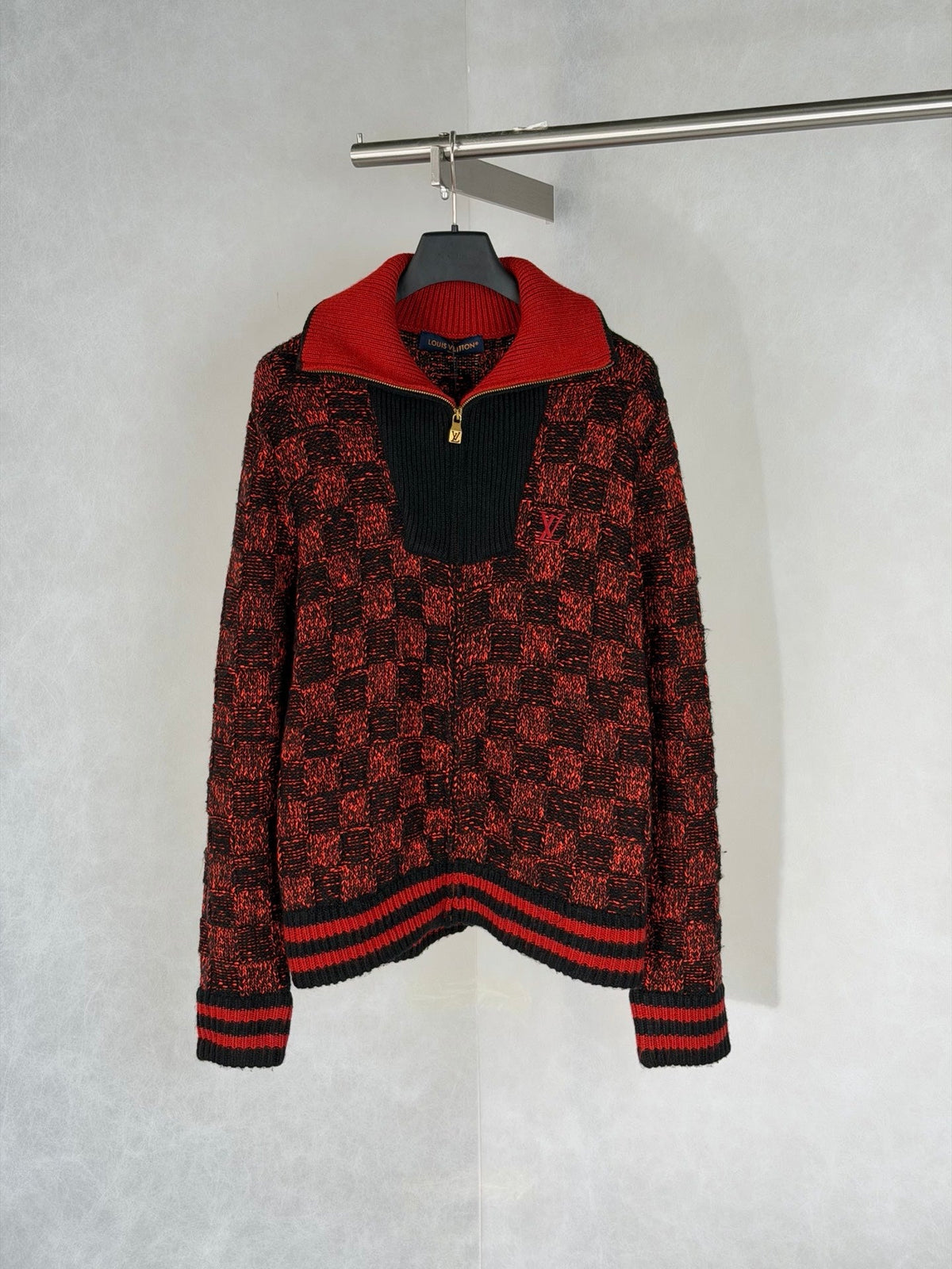 260901  19/5000 New high-quality red and black checkered half-zip knitted sweater coat