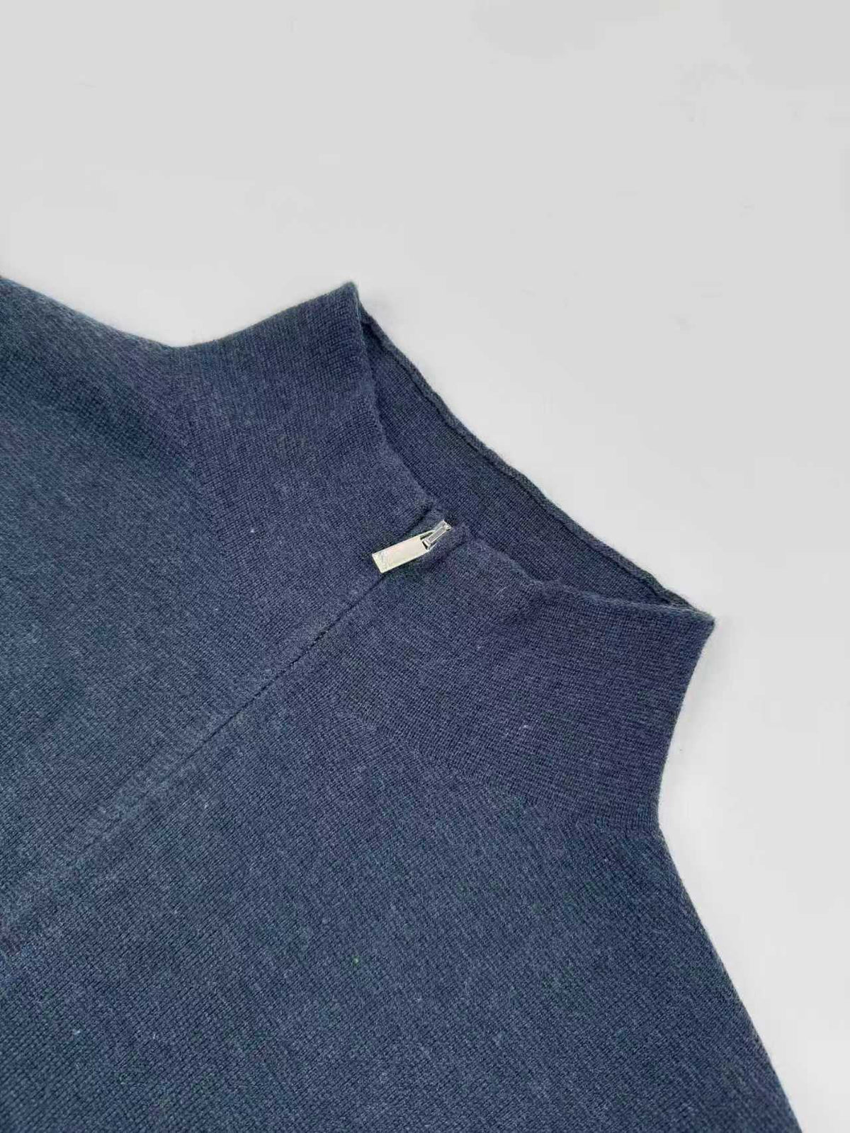 260901 New high-quality machine-woven lustrous wool sweater with fine texture and zipper closure