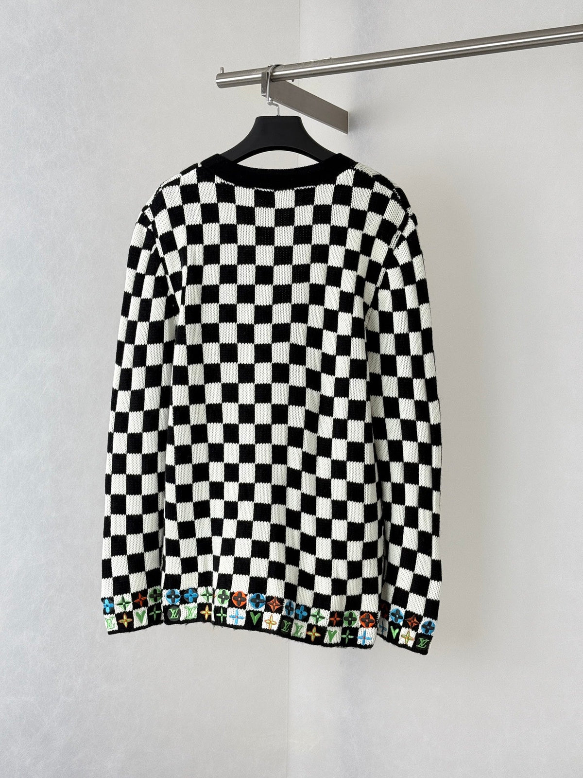 260910 New high-quality black and white checkered heavy-duty color-silk embroidered knitted cardigan