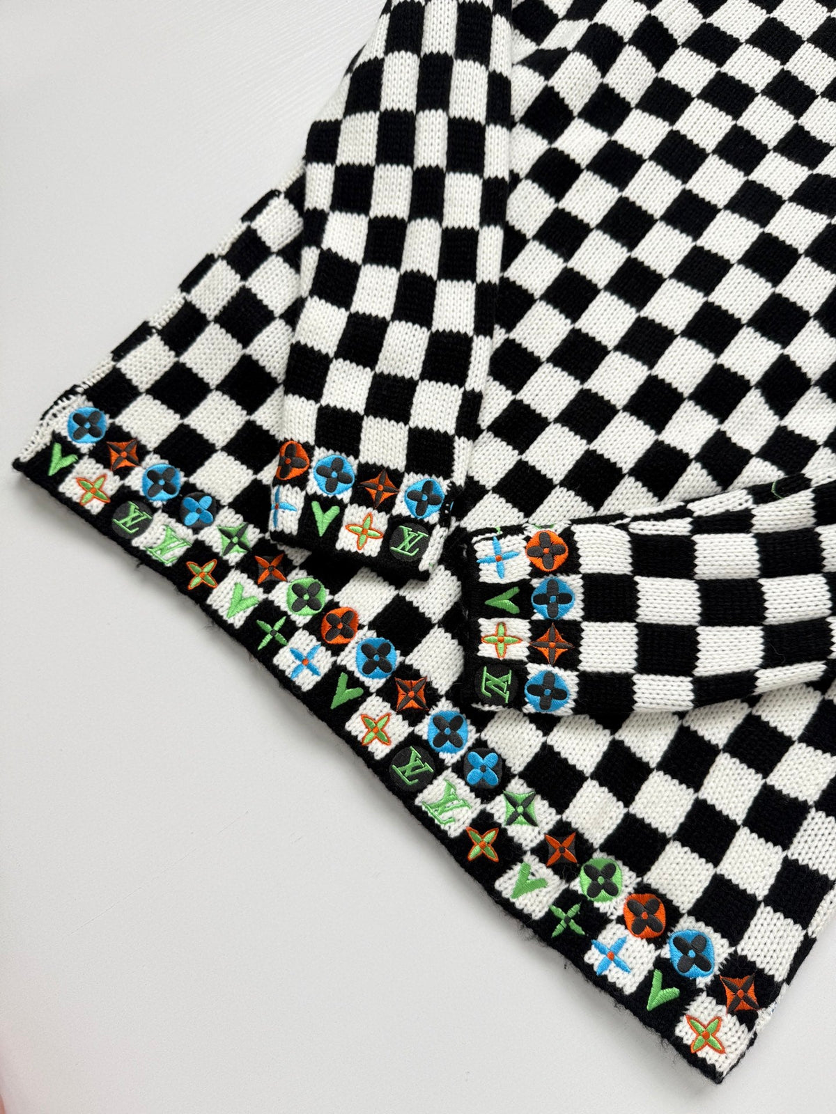 260910 New high-quality black and white checkered heavy-duty color-silk embroidered knitted cardigan