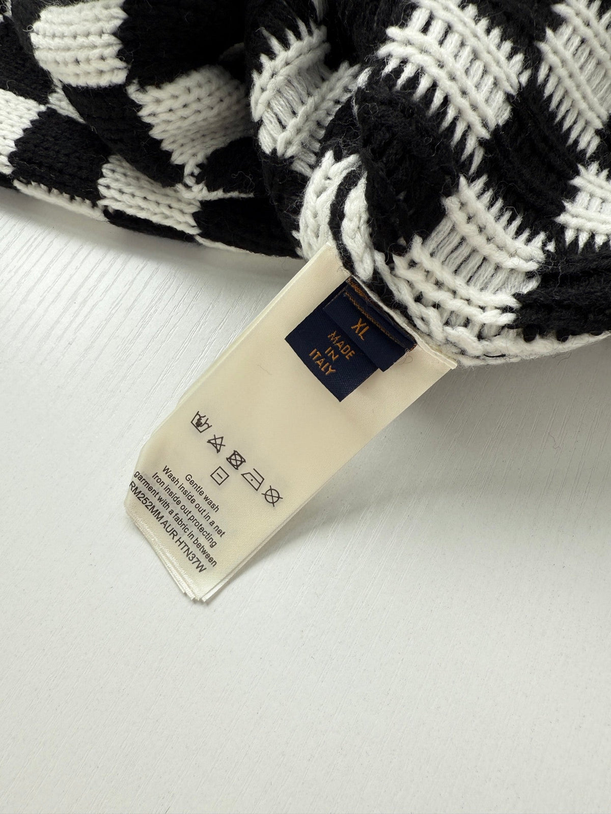 260910 New high-quality black and white checkered heavy-duty color-silk embroidered knitted cardigan