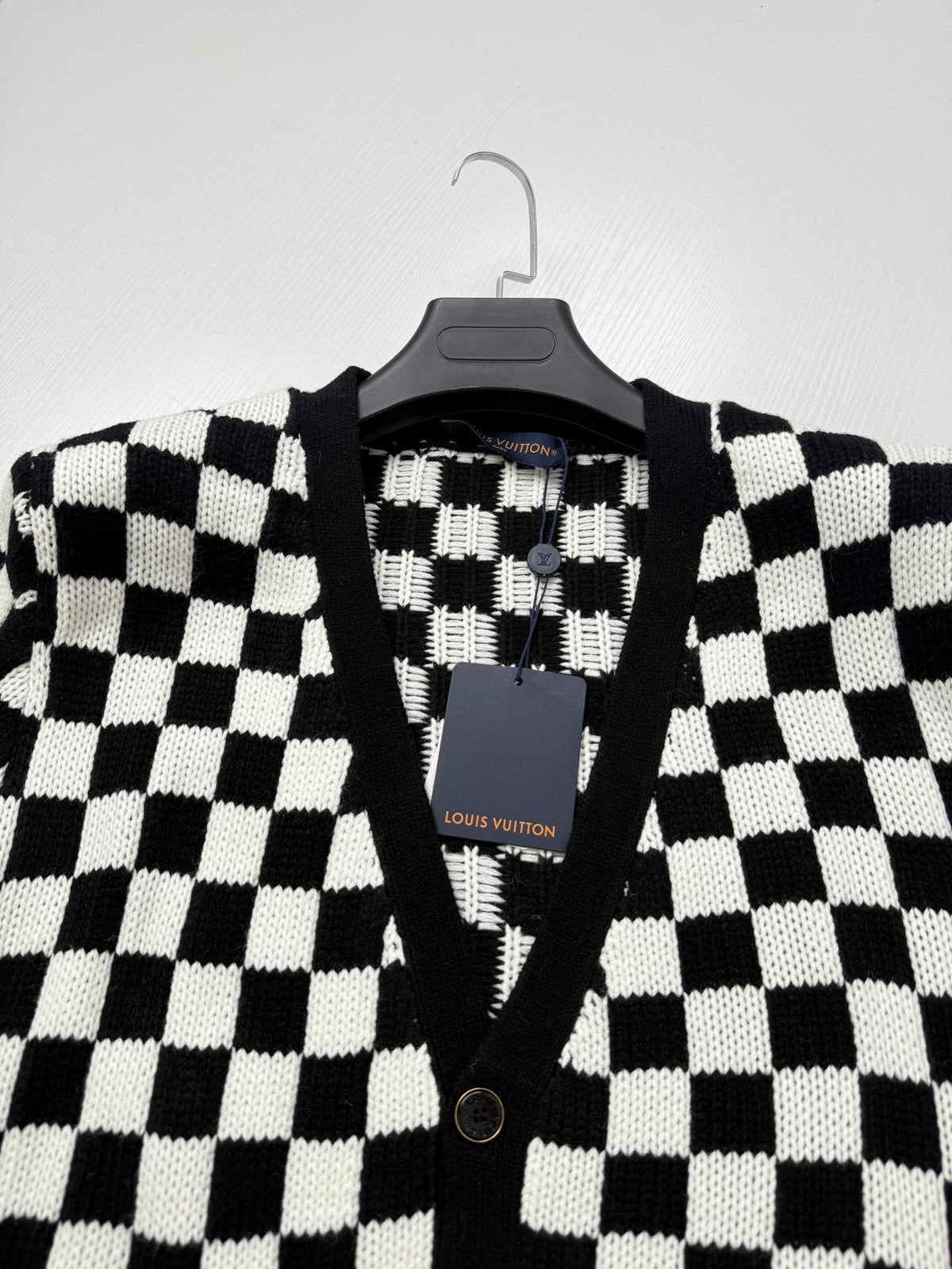 260910 New high-quality black and white checkered heavy-duty color-silk embroidered knitted cardigan