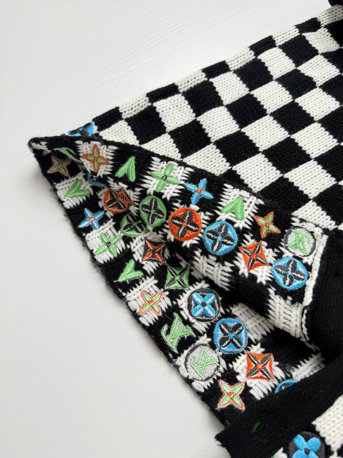 260910 New high-quality black and white checkered heavy-duty color-silk embroidered knitted cardigan