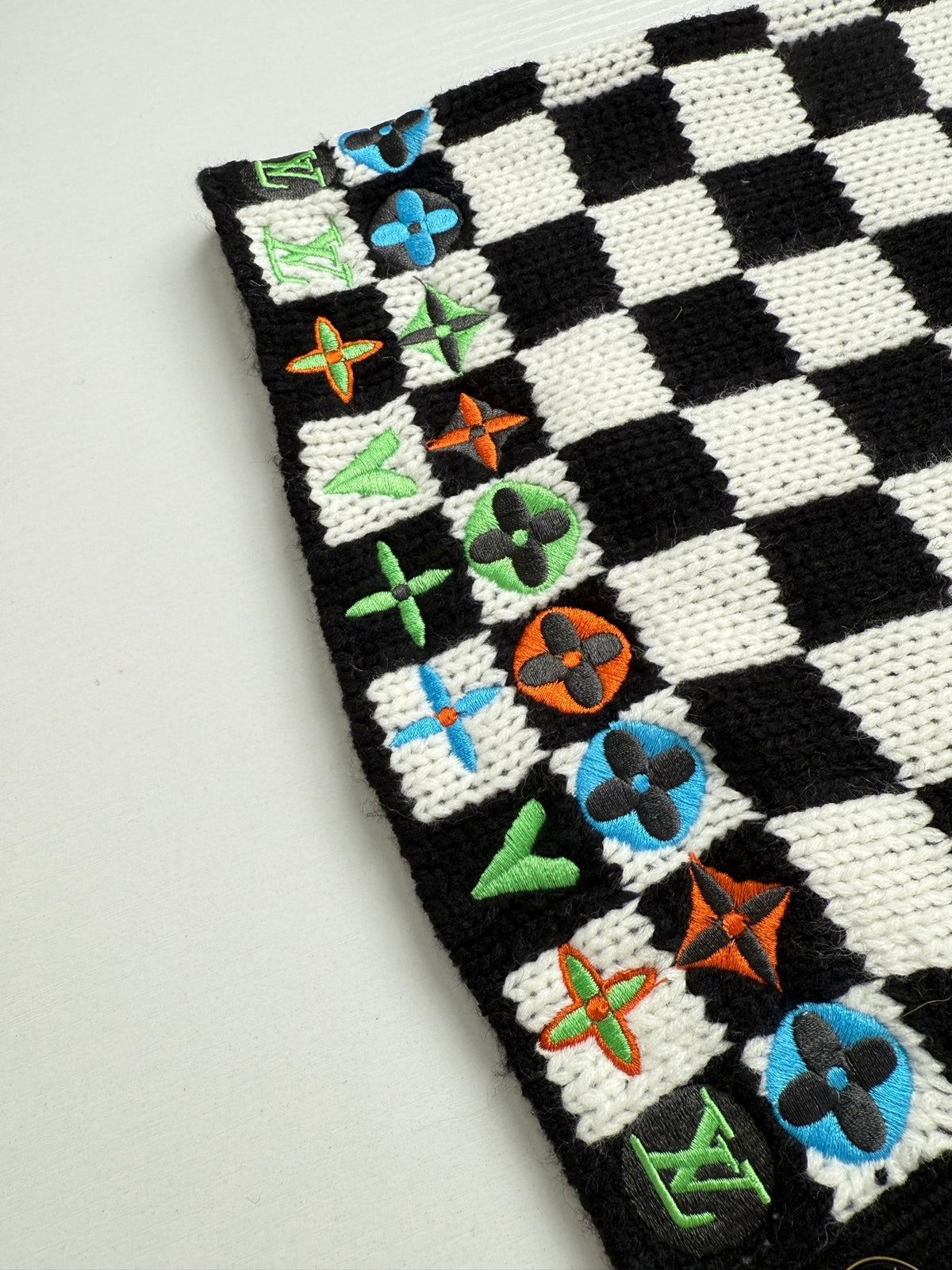 260910 New high-quality black and white checkered heavy-duty color-silk embroidered knitted cardigan