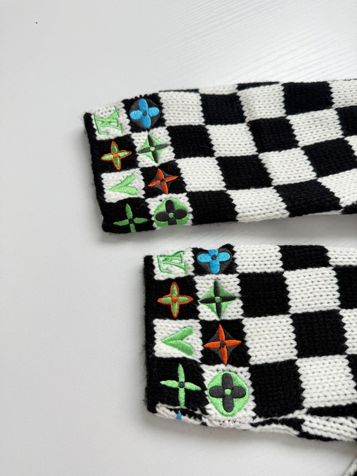 260910 New high-quality black and white checkered heavy-duty color-silk embroidered knitted cardigan