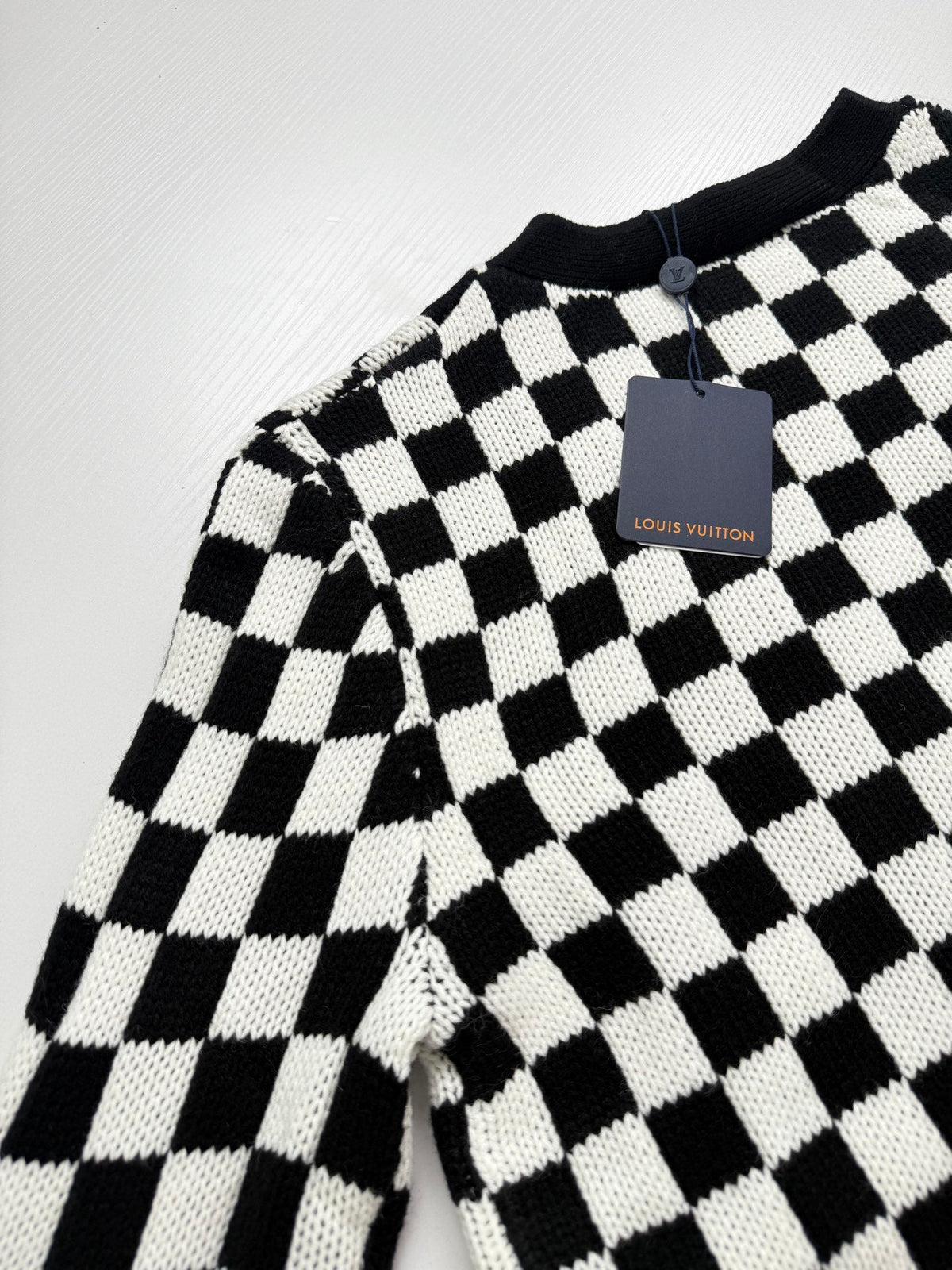 260910 New high-quality black and white checkered heavy-duty color-silk embroidered knitted cardigan
