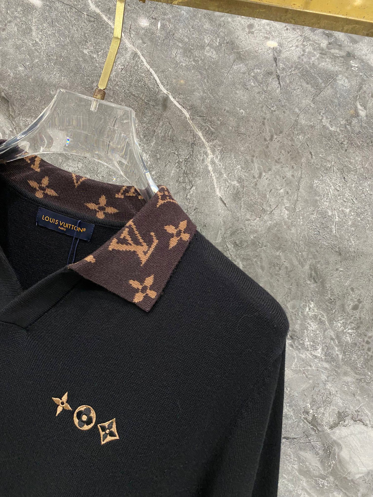 260910 New high-quality wool sweater with a chic placket design and a polo-style collar.