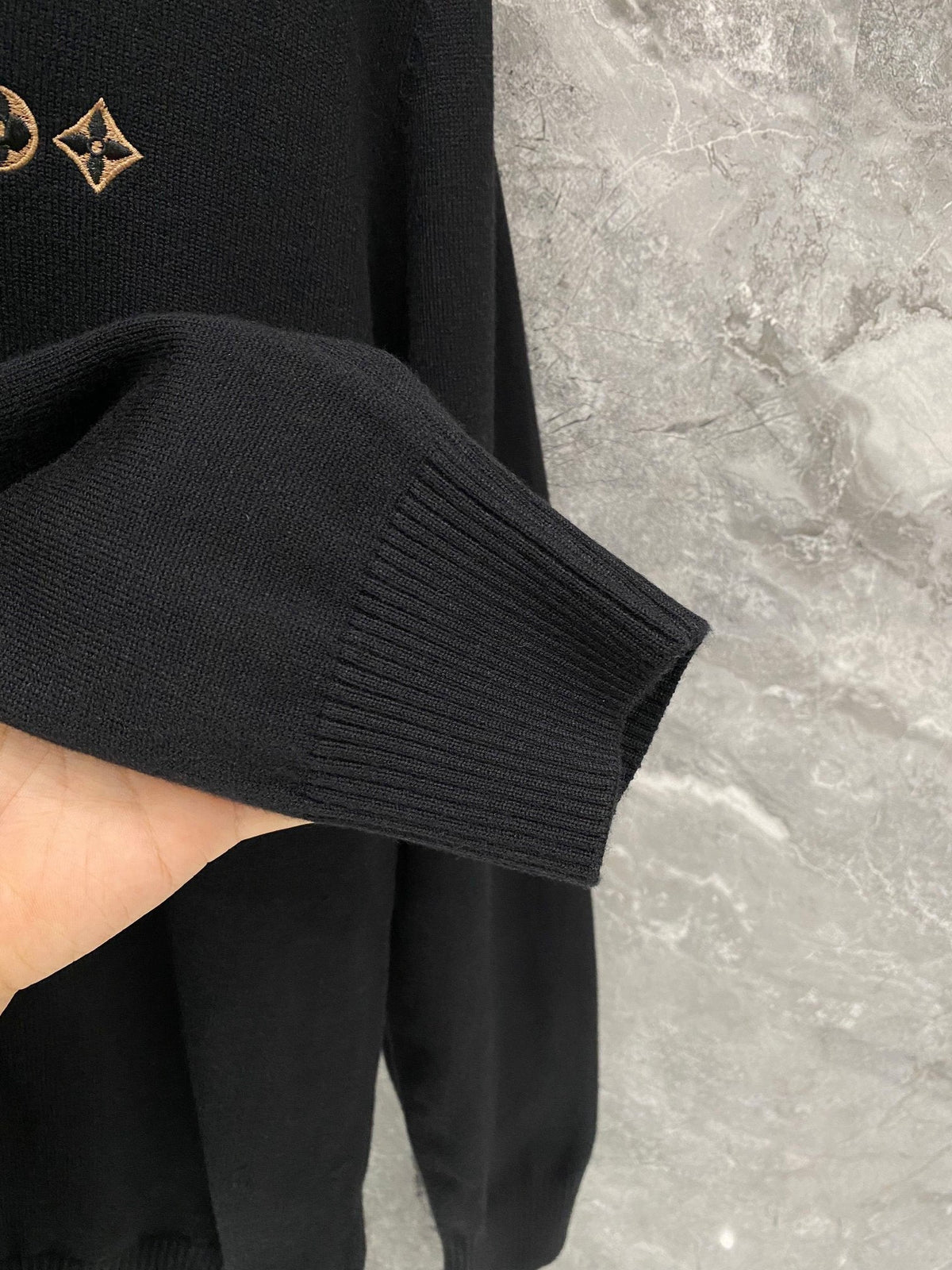 260910 New high-quality wool sweater with a chic placket design and a polo-style collar.