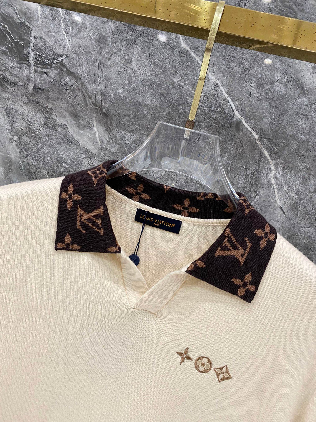 260910 New high-quality wool sweater with a chic placket design and a polo-style collar.