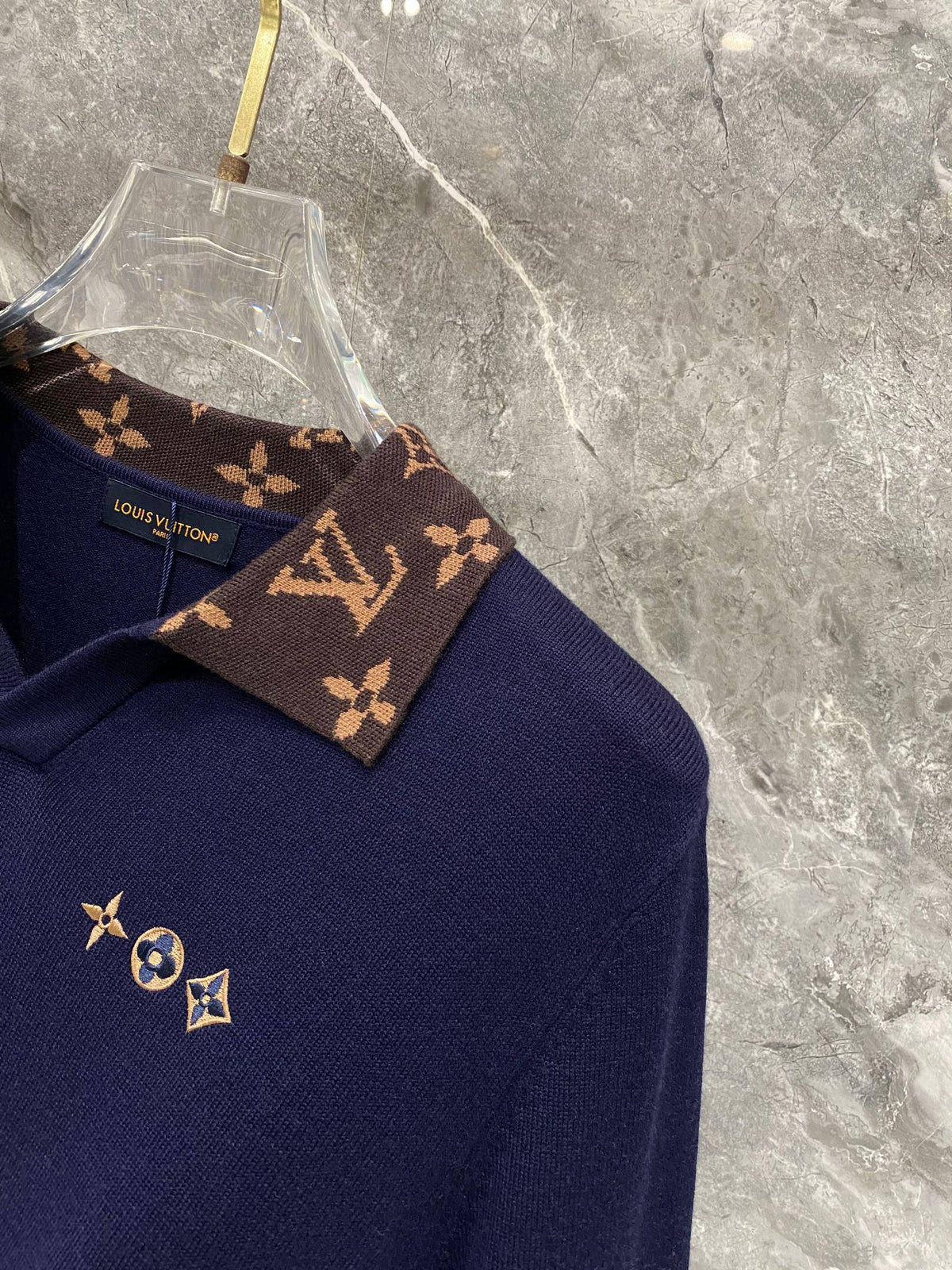 260910 New high-quality wool sweater with a chic placket design and a polo-style collar.