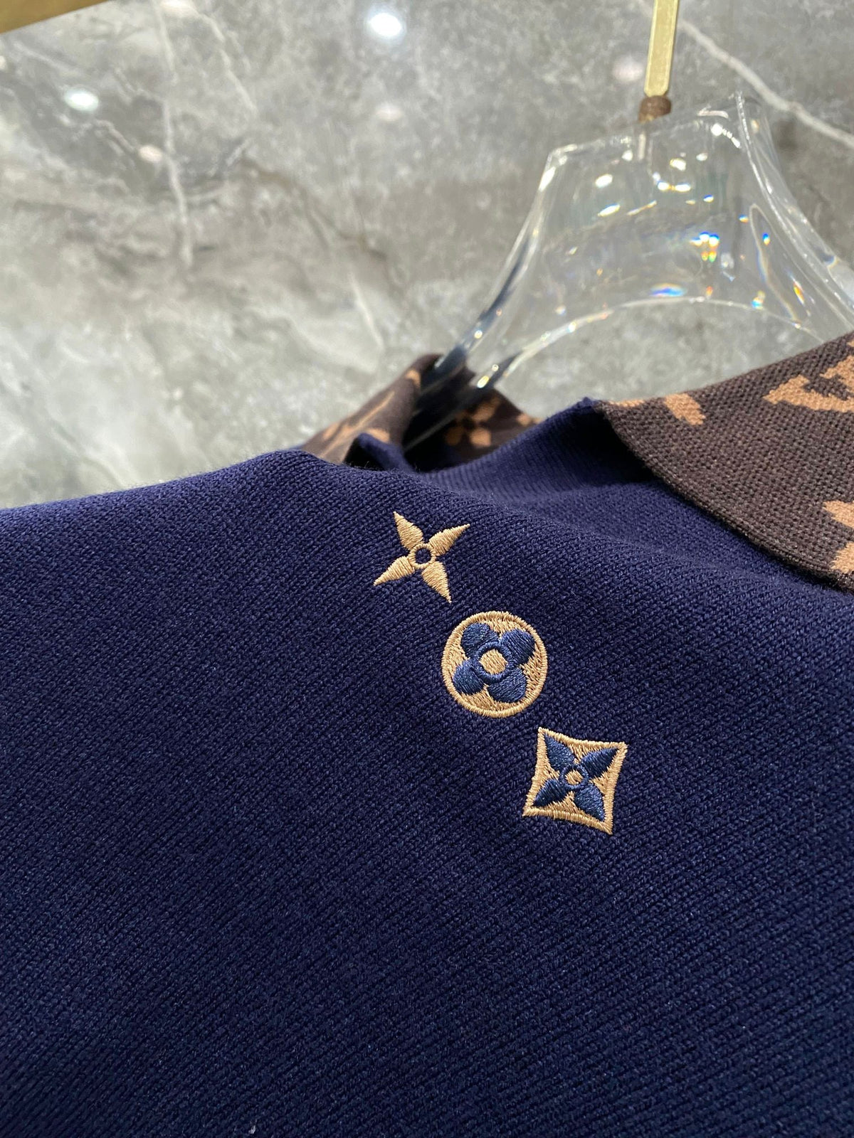 260910 New high-quality wool sweater with a chic placket design and a polo-style collar.