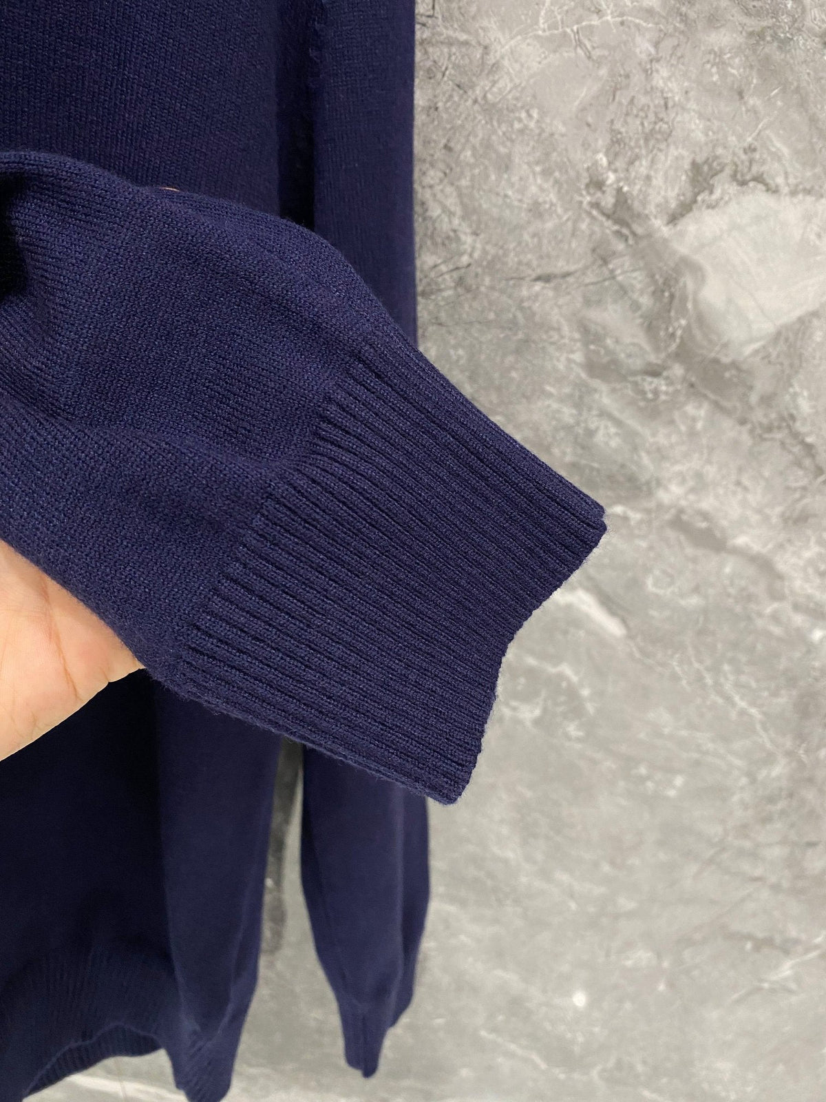 260910 New high-quality wool sweater with a chic placket design and a polo-style collar.